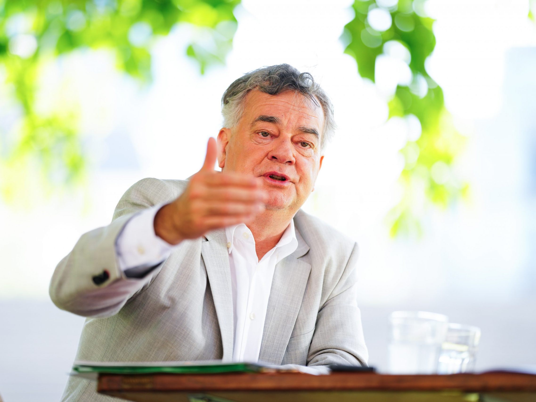 Kogler zeigt sich trotz der Regierungskrise gelassen.