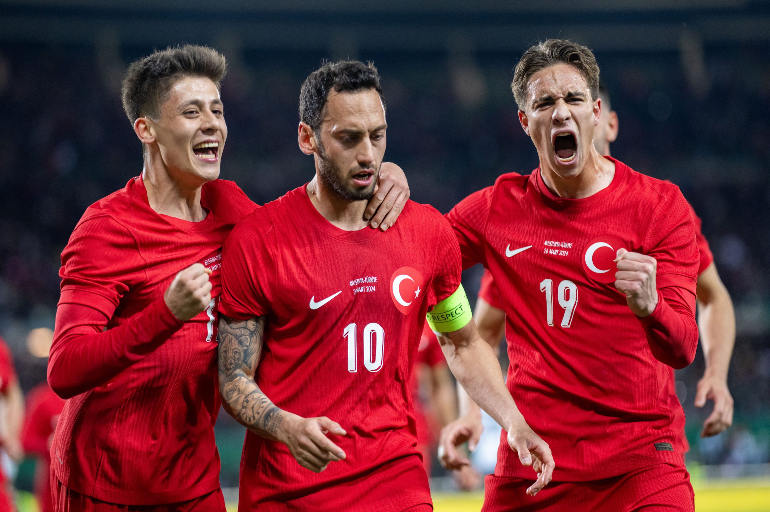 Hakan Calhanoglu (TUR) jubelt mit Arda Güler (TUR, L) und Kenan Yildiz (TUR, R) nach seinem Elfmeter-Tor zum 1:1 am Dienstag, 26. März 2024