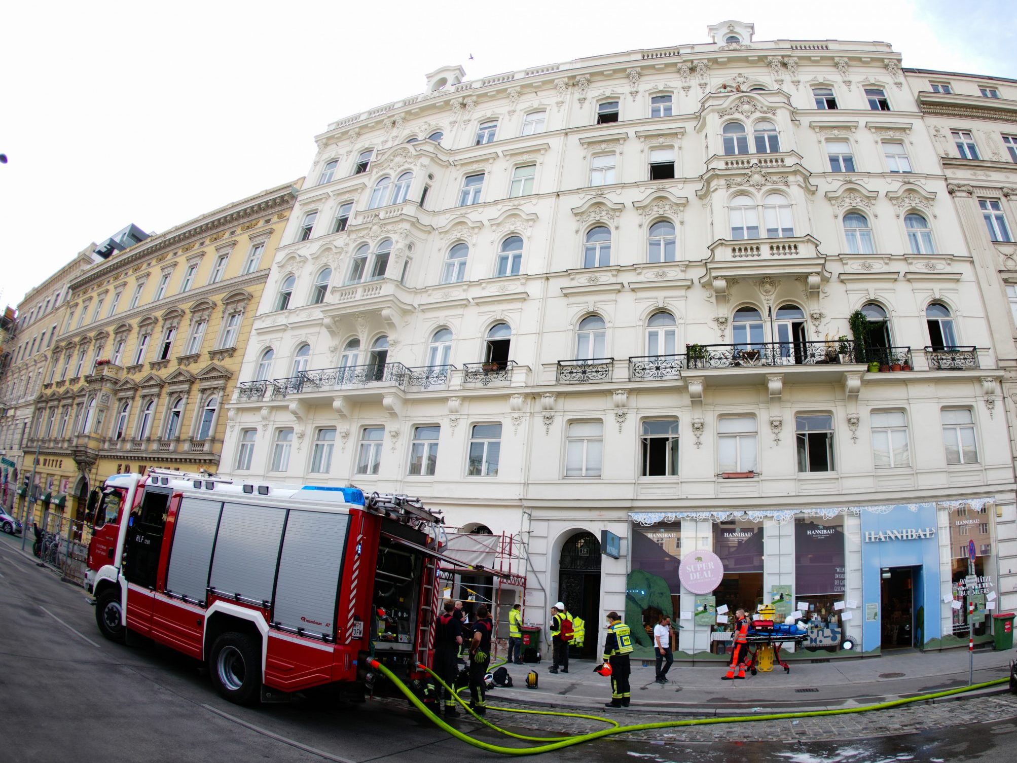Brand in einem Mietshaus beim Wiener Naschmarkt. Brand in einem Mietshaus beim Wiener Naschmarkt.