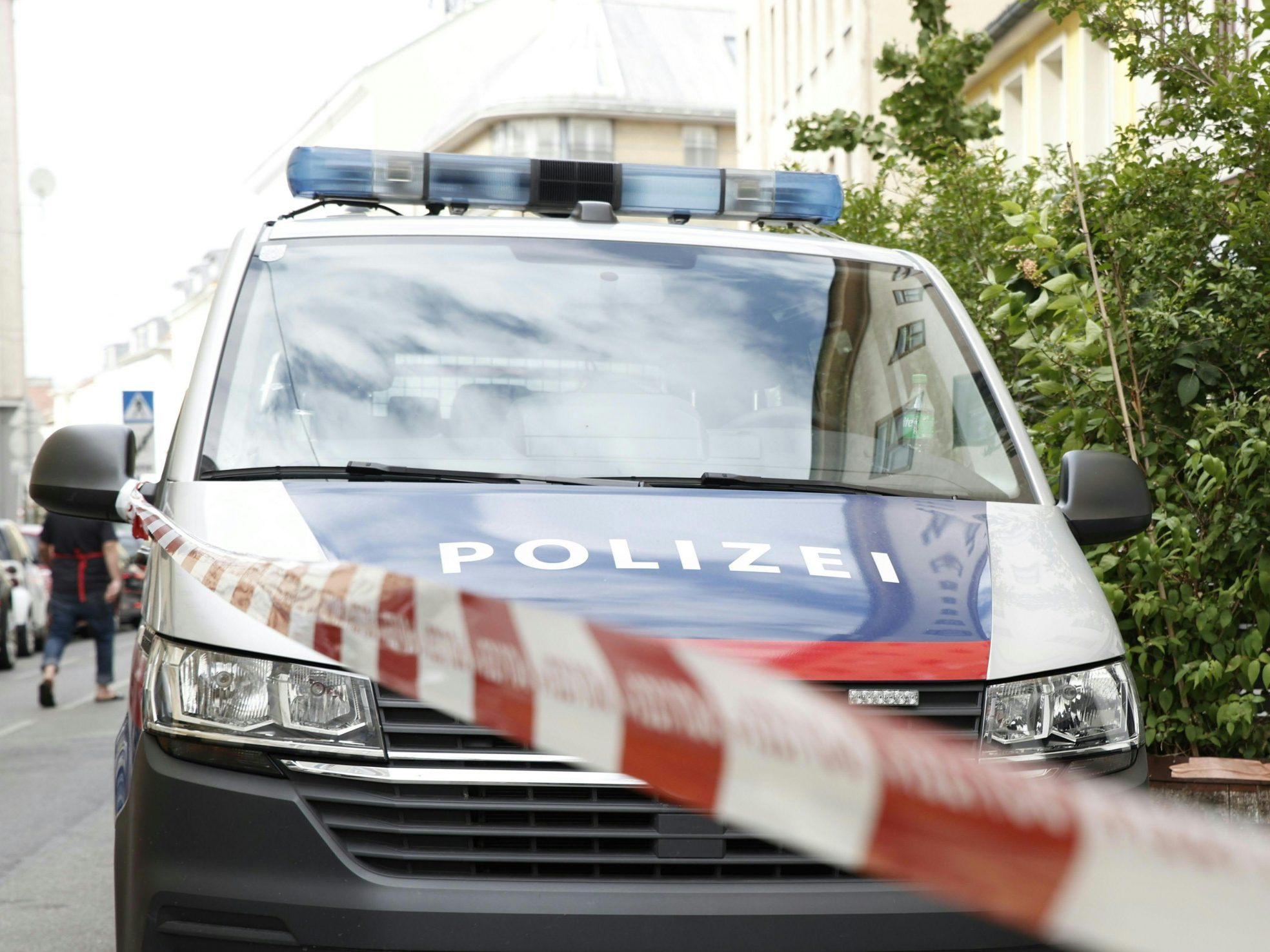 Ein schwer verletzter Mann wurde mit mehreren Stichwunden aufgefunden. Ein schwer verletzter Mann wurde mit mehreren Stichwunden aufgefunden.