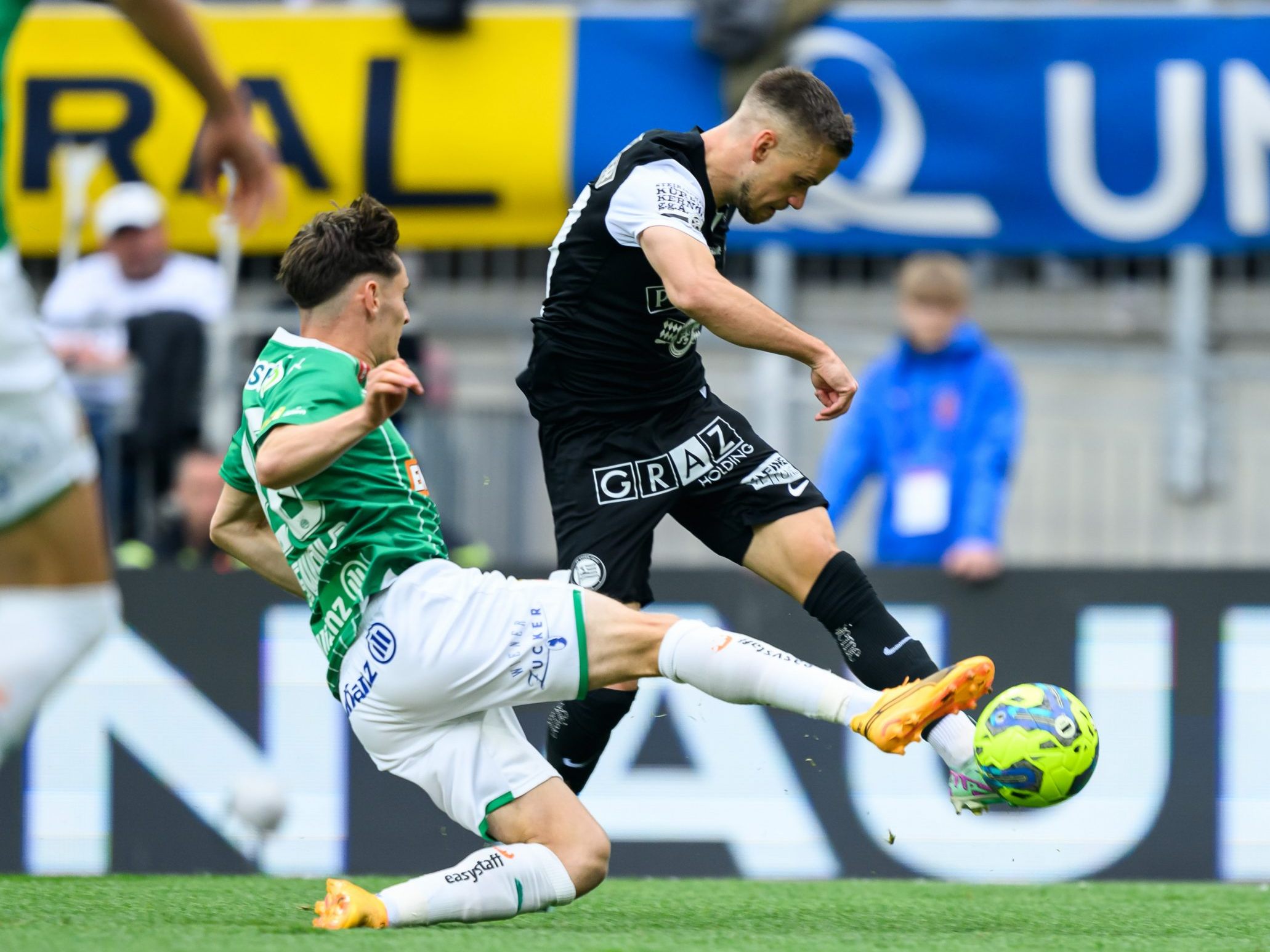 Rapid Wien und Sturm Graz treffen in der 1. Runde der Meisterschaft aufeinander. Rapid Wien und Sturm Graz treffen in der 1. Runde der Meisterschaft aufeinander.