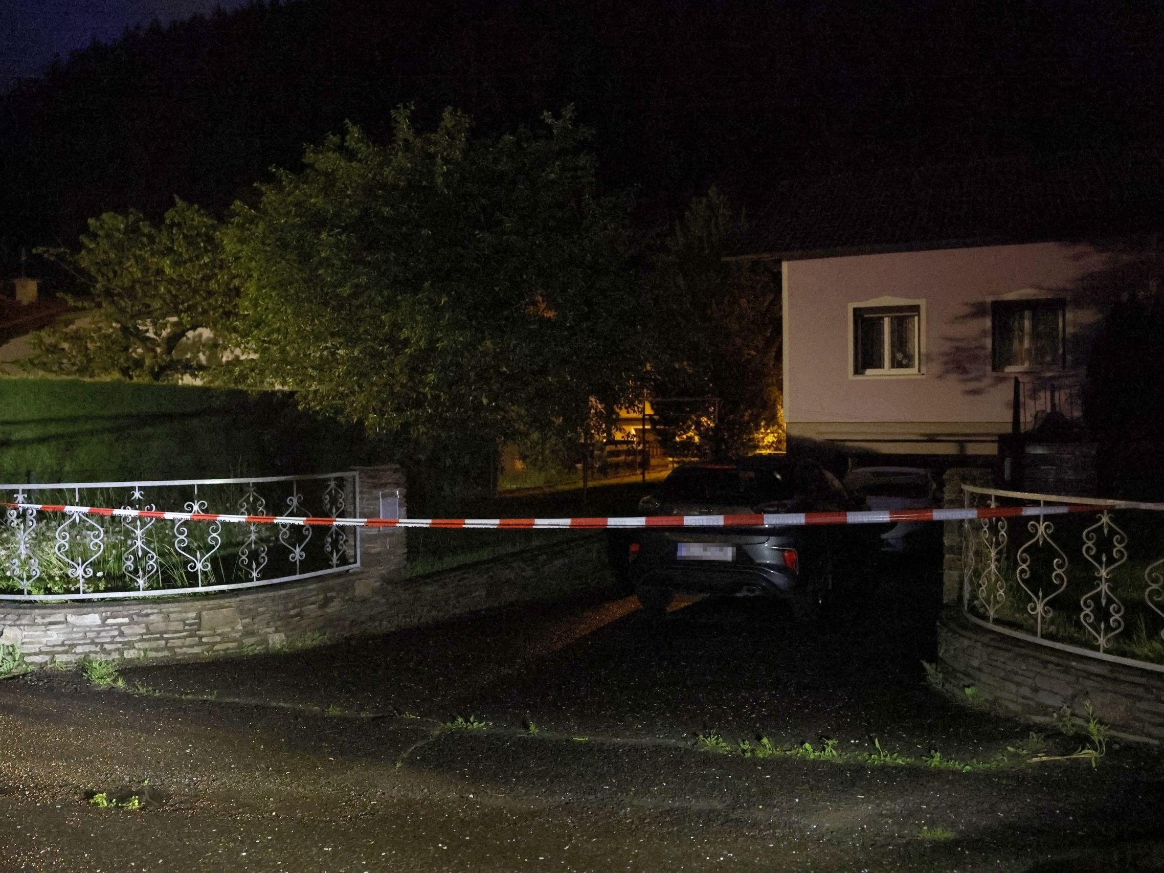 Eine Frau und ein Mann wurden mit tödlichen Schussverletzungen aufgefunden.