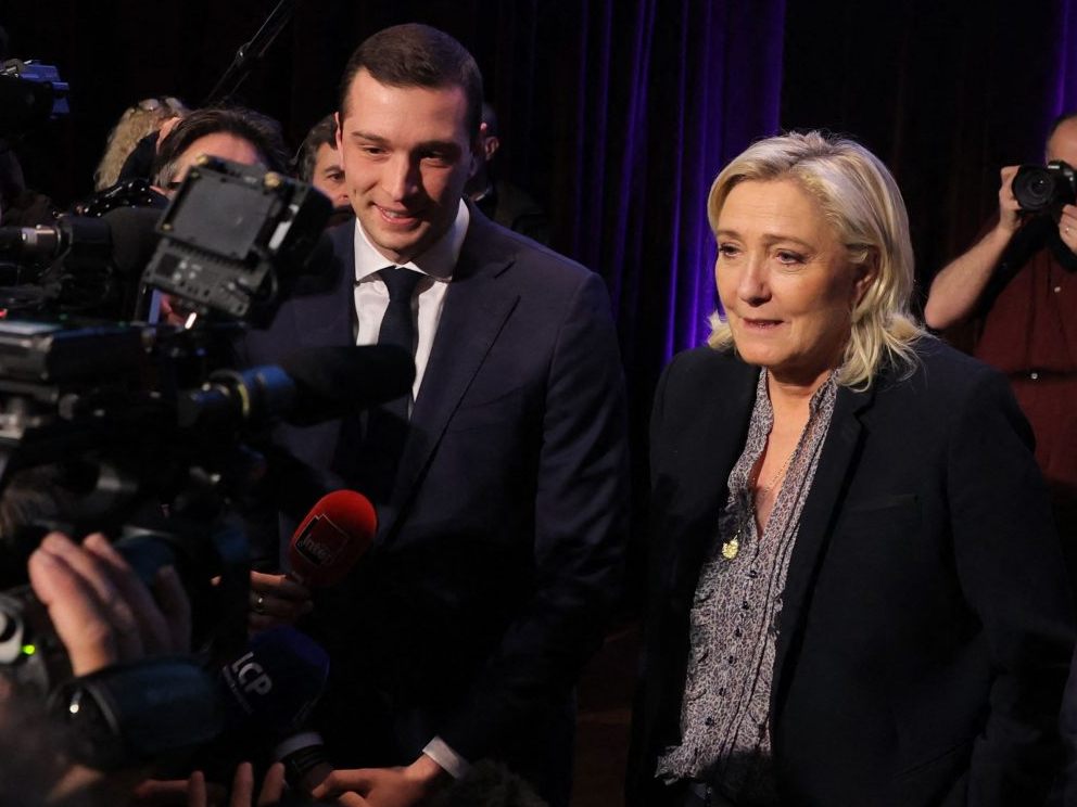 Die Prognosen erklären die Rechtsaußen-Partei von Le Pen zur Wahlsiegerin in Frankreich.