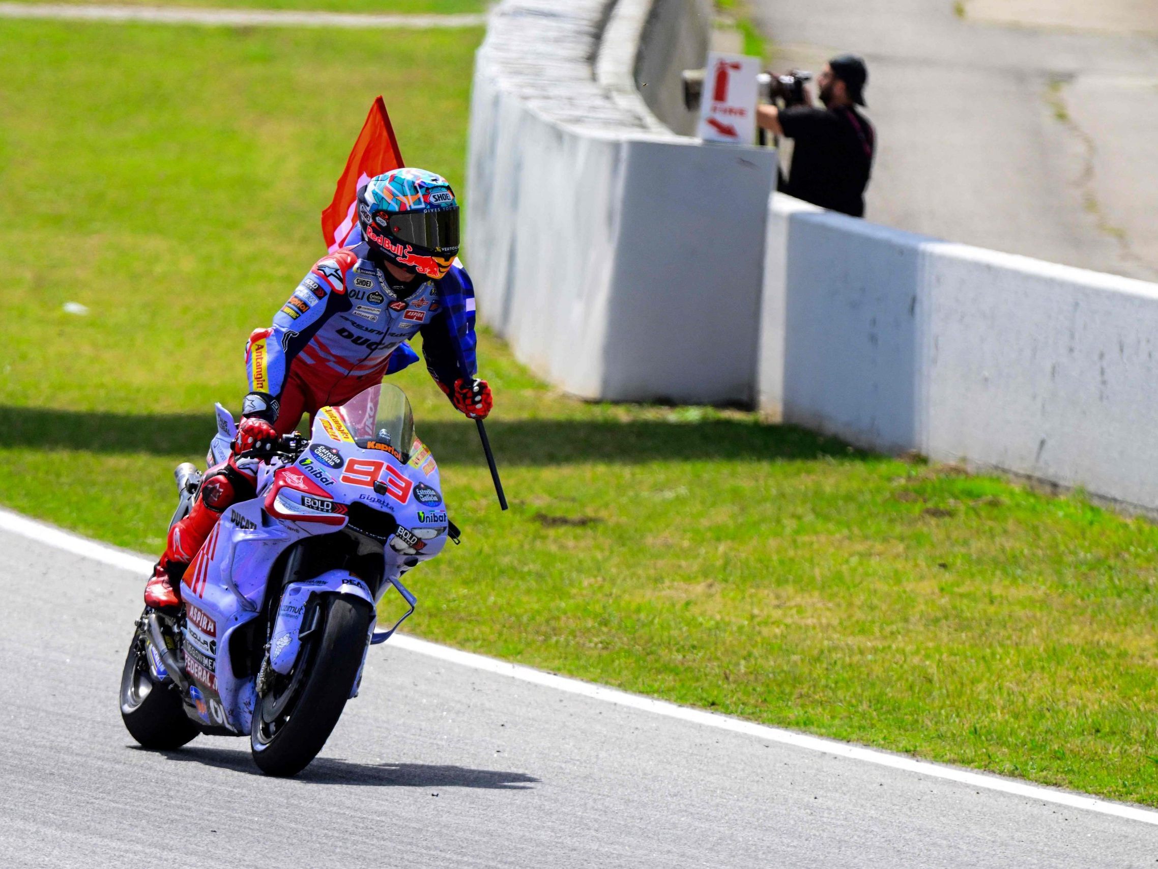 Der achtfache Weltmeister hat mit seinem Wechsel zu Gresini endlich die Freude am Fahren wiederentdeckt. Der achtfache Weltmeister hat mit seinem Wechsel zu Gresini endlich die Freude am Fahren wiederentdeckt.