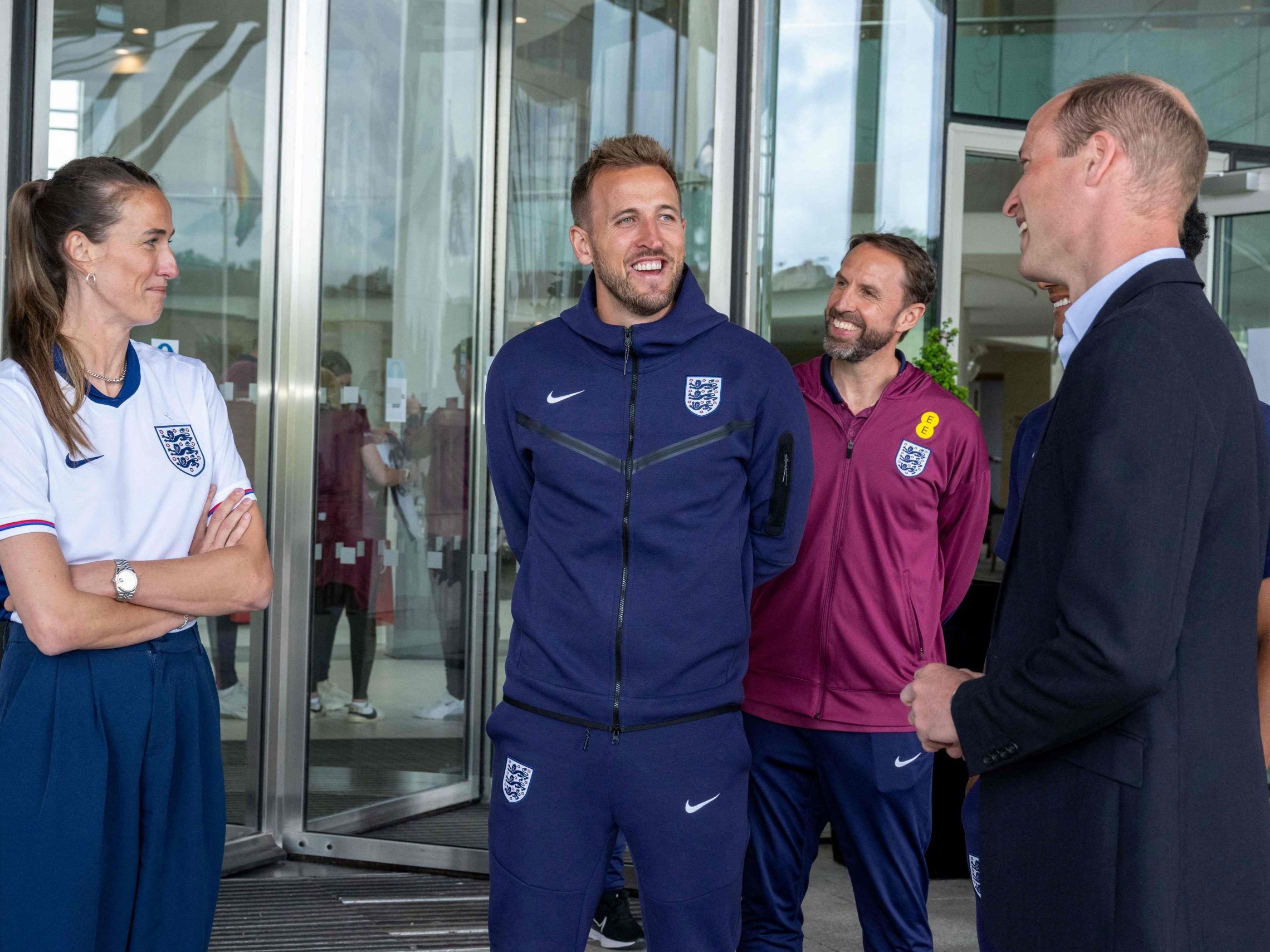 Besuch von Prinz William sechs Tage vor Englands Match gegen Serbien.