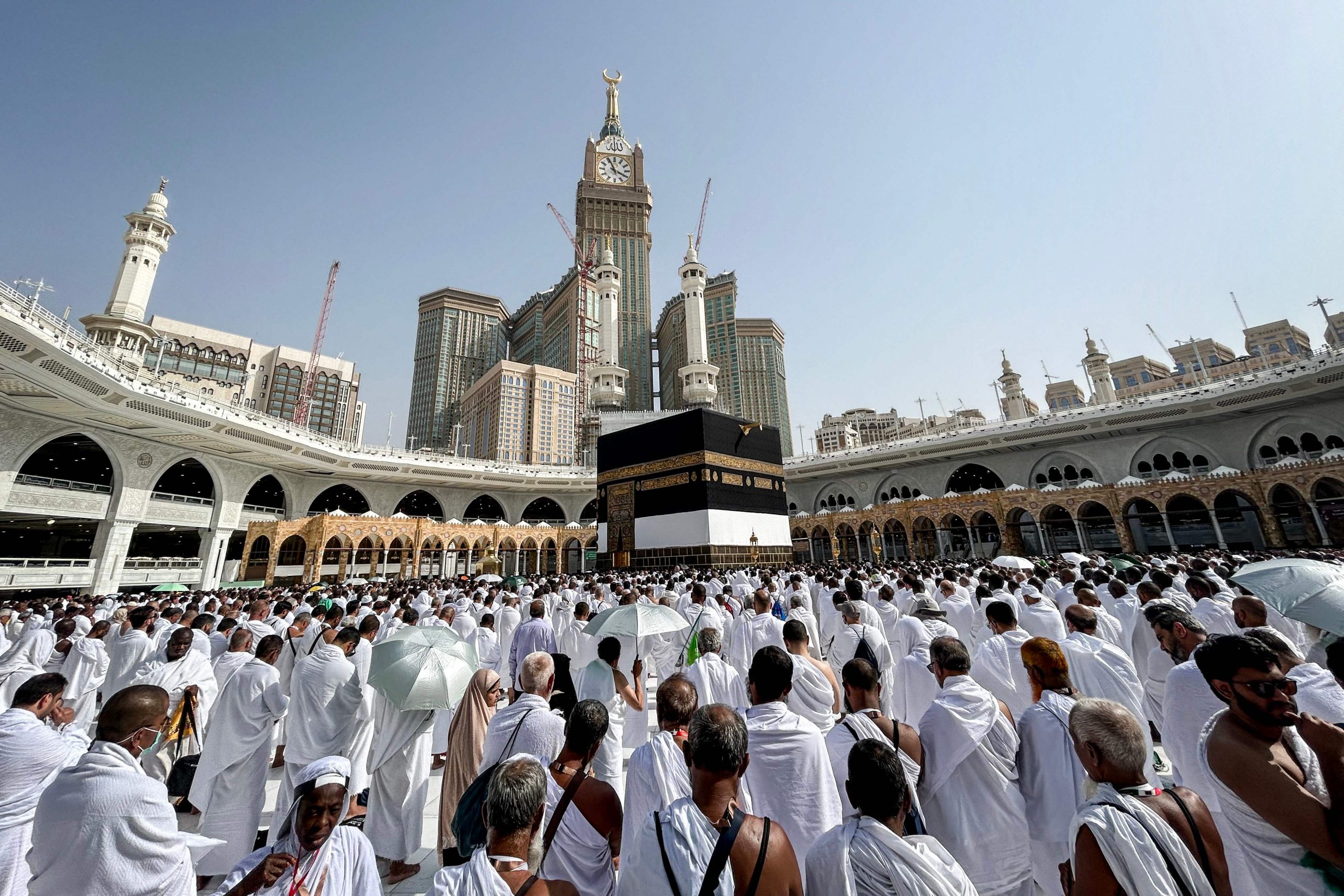 Muslimische Gläubige beten am 12. Juni 2024 in der Großen Moschee in Mekka rund um die Kaaba vor der jährlichen Hadsch-Wallfahrt.
