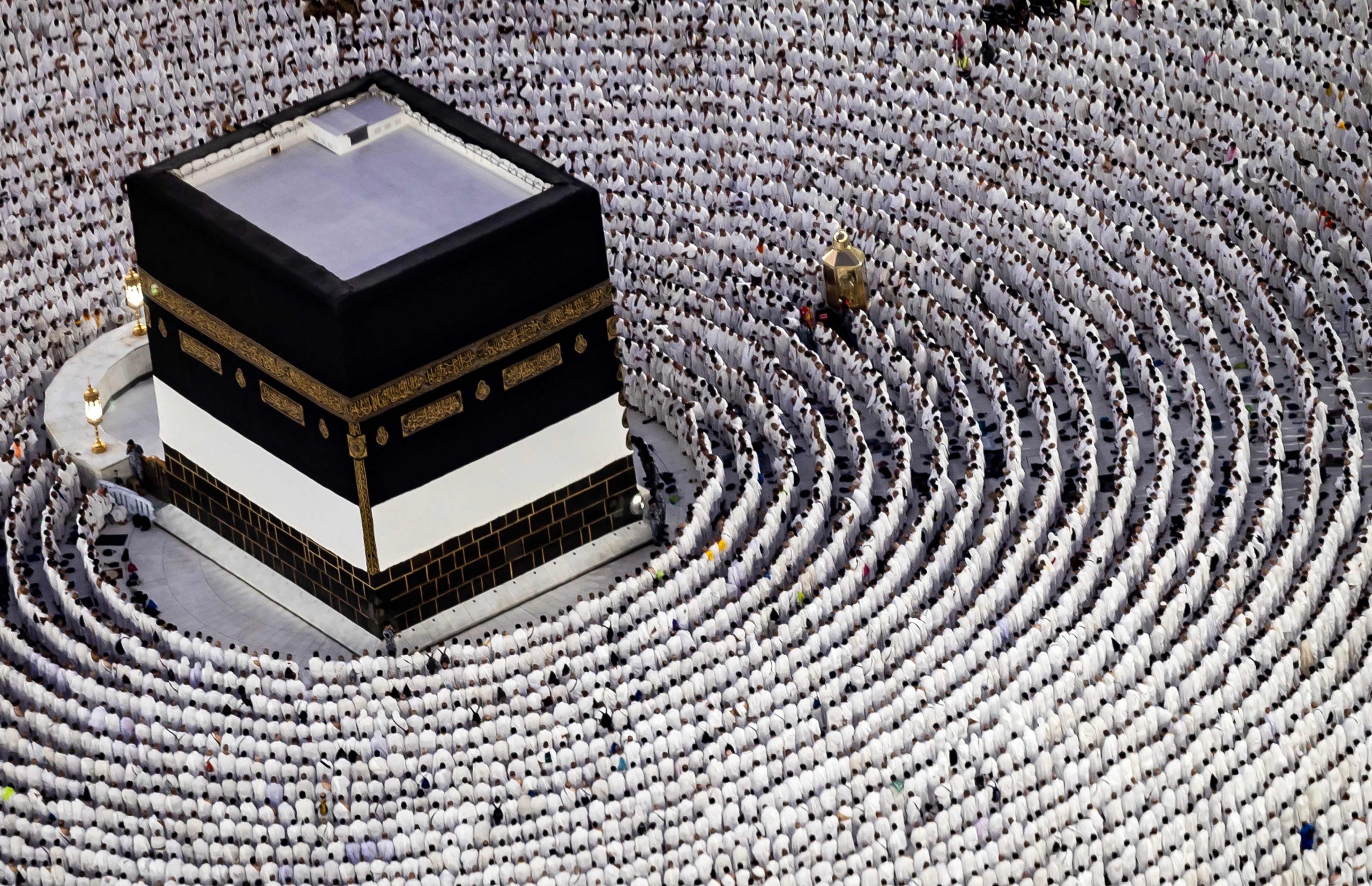 Muslimische Gläubige beten am 13. Juni 2024 in der Großen Moschee in Mekka rund um die Kaaba vor der jährlichen Hadsch-Wallfahrt. Sie führen den "Tawaf" aus, indem sie sieben Mal um die Kaaba gehen. 