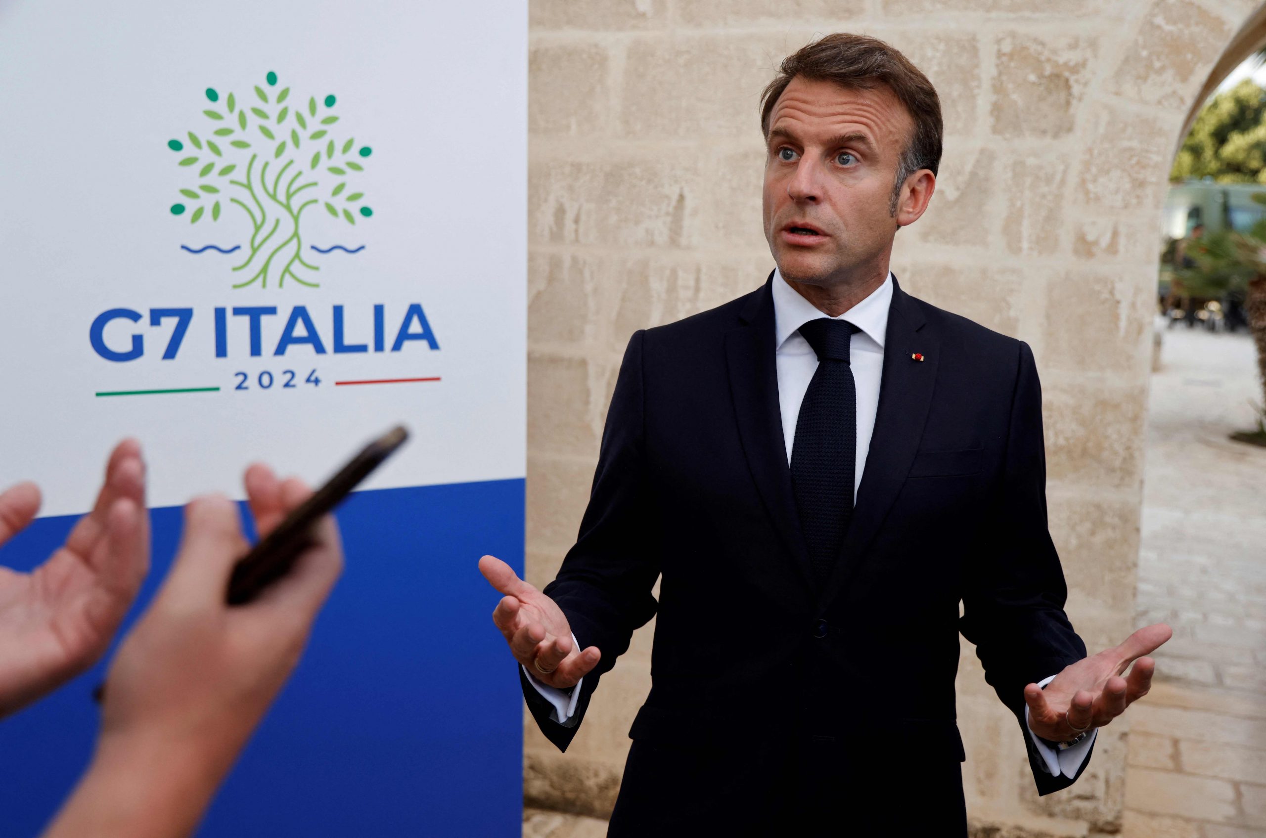 Der französische Präsident Emmanuel Macron spricht am 13. Juni 2024 während des G7-Gipfels in Fasano, Süditalien, zur Presse. Der französische Präsident Emmanuel Macron spricht am 13. Juni 2024 während des G7-Gipfels in Fasano, Süditalien, zur Presse.