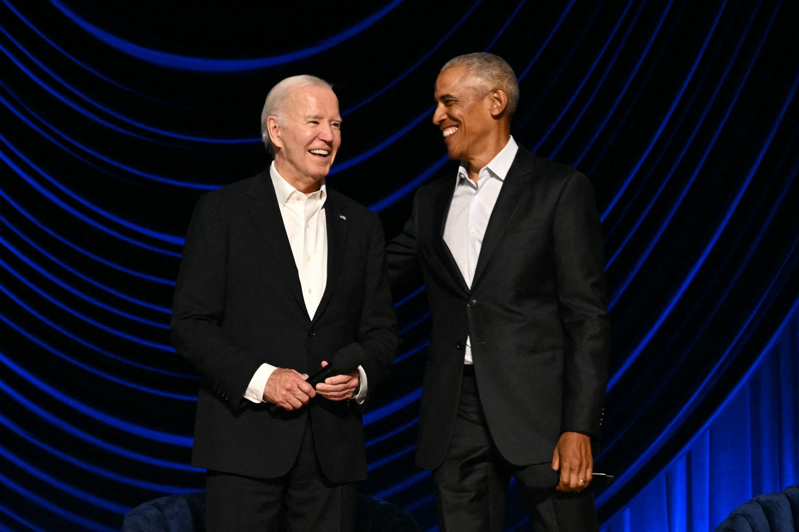 US-Präsident Joe Biden (L) steht mit dem ehemaligen US-Präsidenten Barack Obama auf der Bühne während einer Wahlkampf-Spendenveranstaltung im Peacock Theater in Los Angeles US-Präsident Joe Biden (L) steht mit dem ehemaligen US-Präsidenten Barack Obama auf der Bühne während einer Wahlkampf-Spendenveranstaltung im Peacock Theater in Los Angeles
