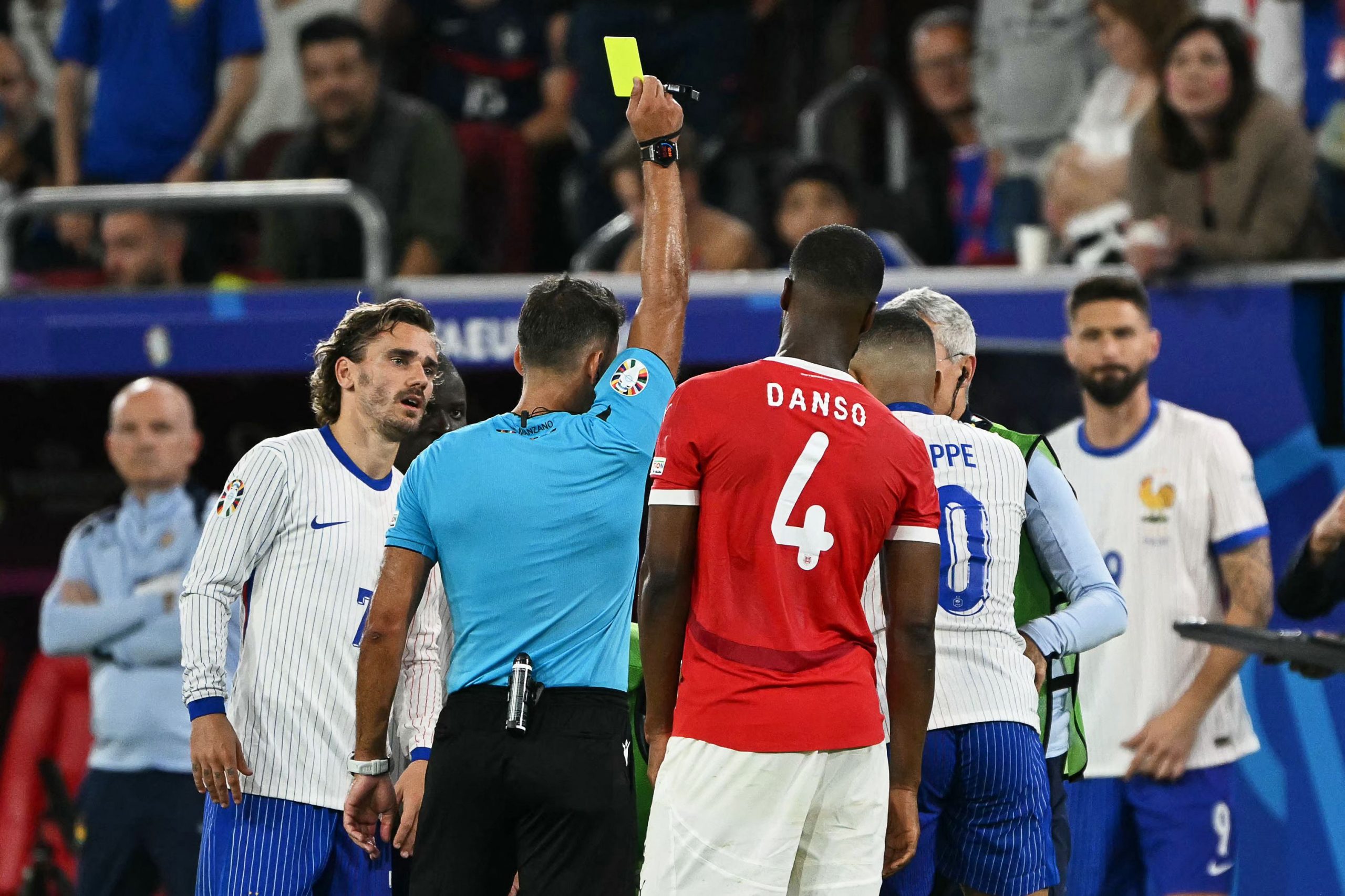 Der spanische Schiedsrichter Gil Manzano zeigt gelbe Karte.