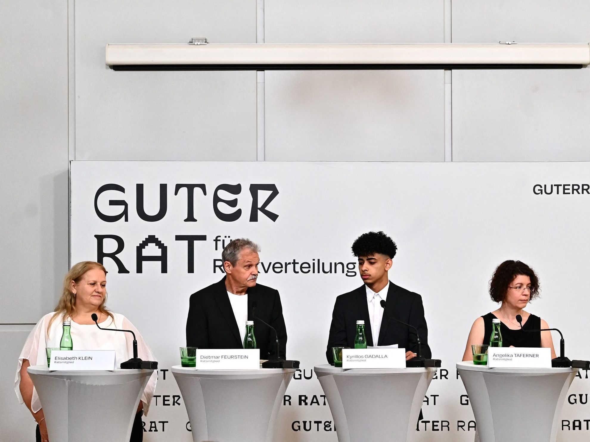 Der eingesetzte Rat präsentierte Ergebnis. Der eingesetzte Rat präsentierte Ergebnis.