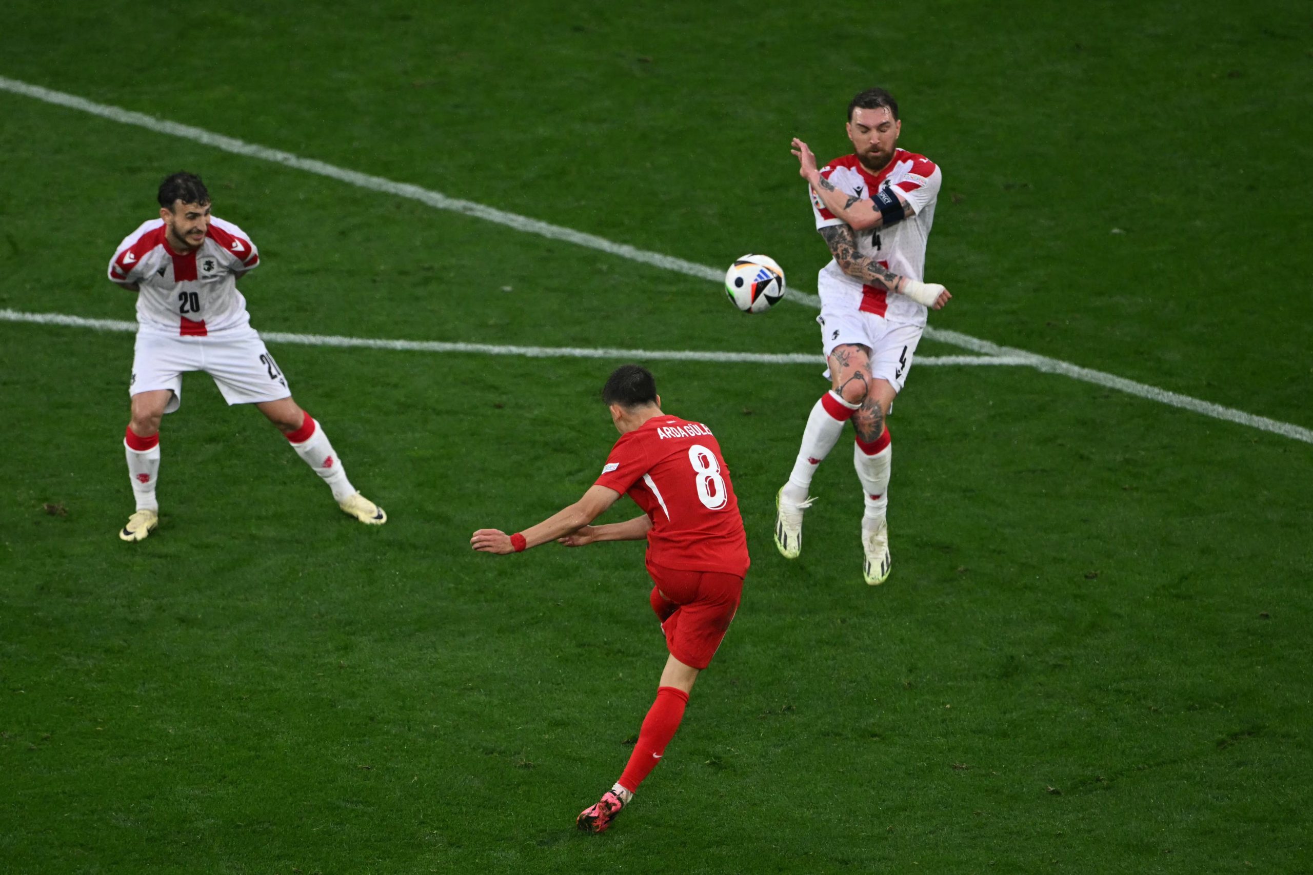 Der türkische Stürmer #08 Arda Güler erzielt das zweite Tor seiner Mannschaft während des UEFA Euro 2024 Gruppenspiels zwischen der Türkei und Georgien im BVB Stadion in Dortmund 
