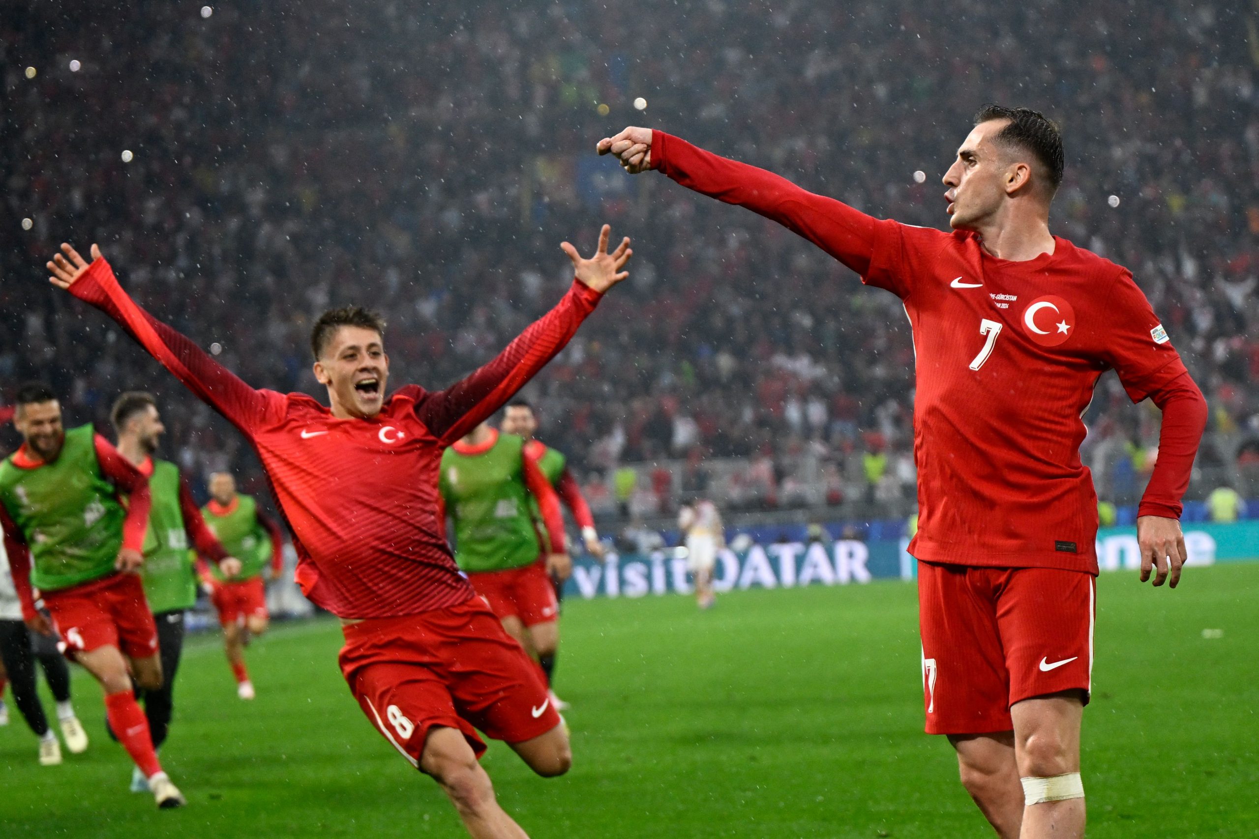 Der türkische Stürmer #07 Kerem Akturkoglu (R) feiert das dritte Tor seiner Mannschaft mit dem türkischen Stürmer #08 Arda Güler während des UEFA Euro 2024 Gruppenspiels 