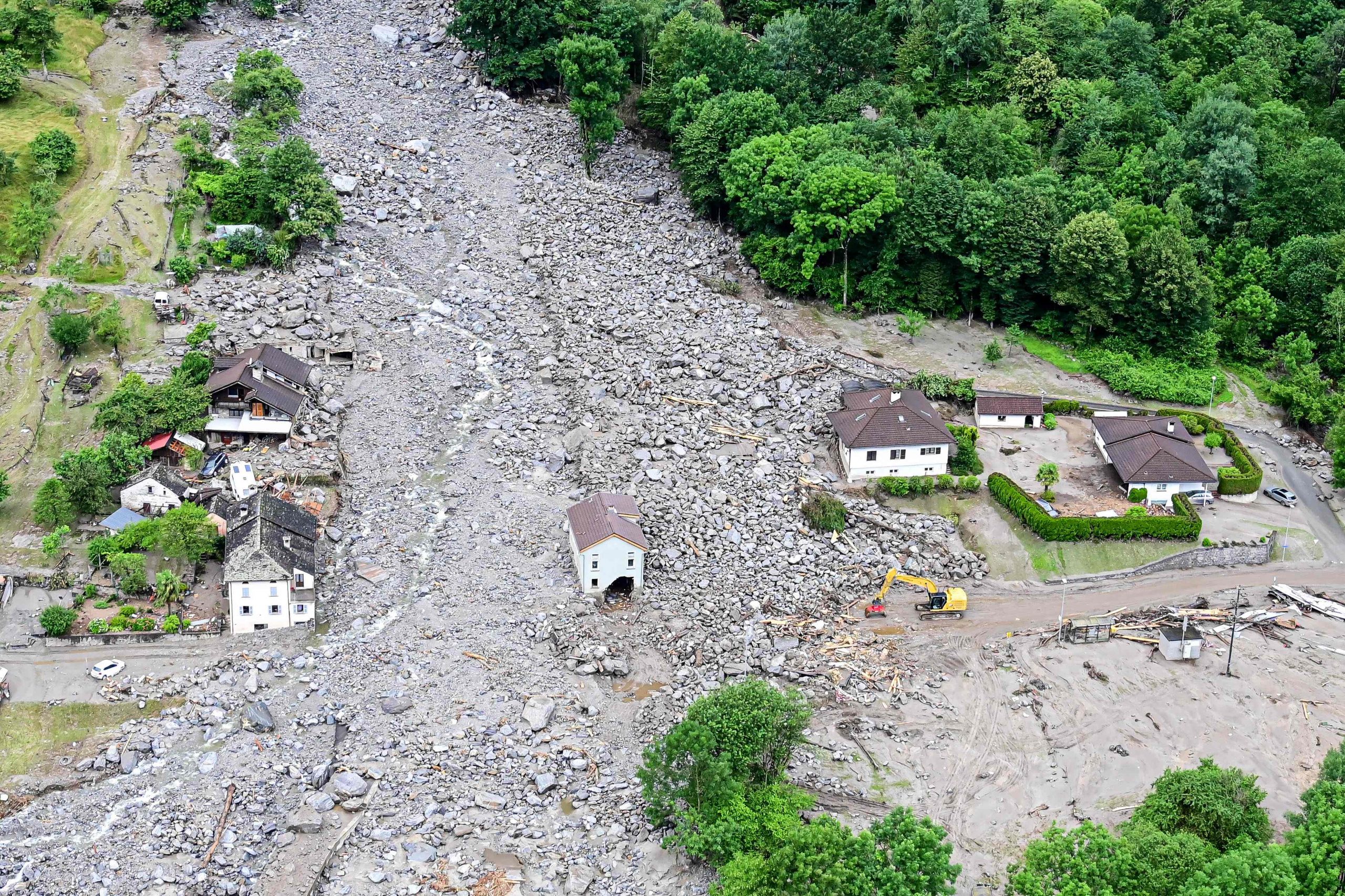 Dieses Luftbild zeigt eine Ansicht des Weilers Sorte, südlich von Lostallo in der Moesa-Region im Schweizer Kanton Graubünden, nach heftigen Regengüssen