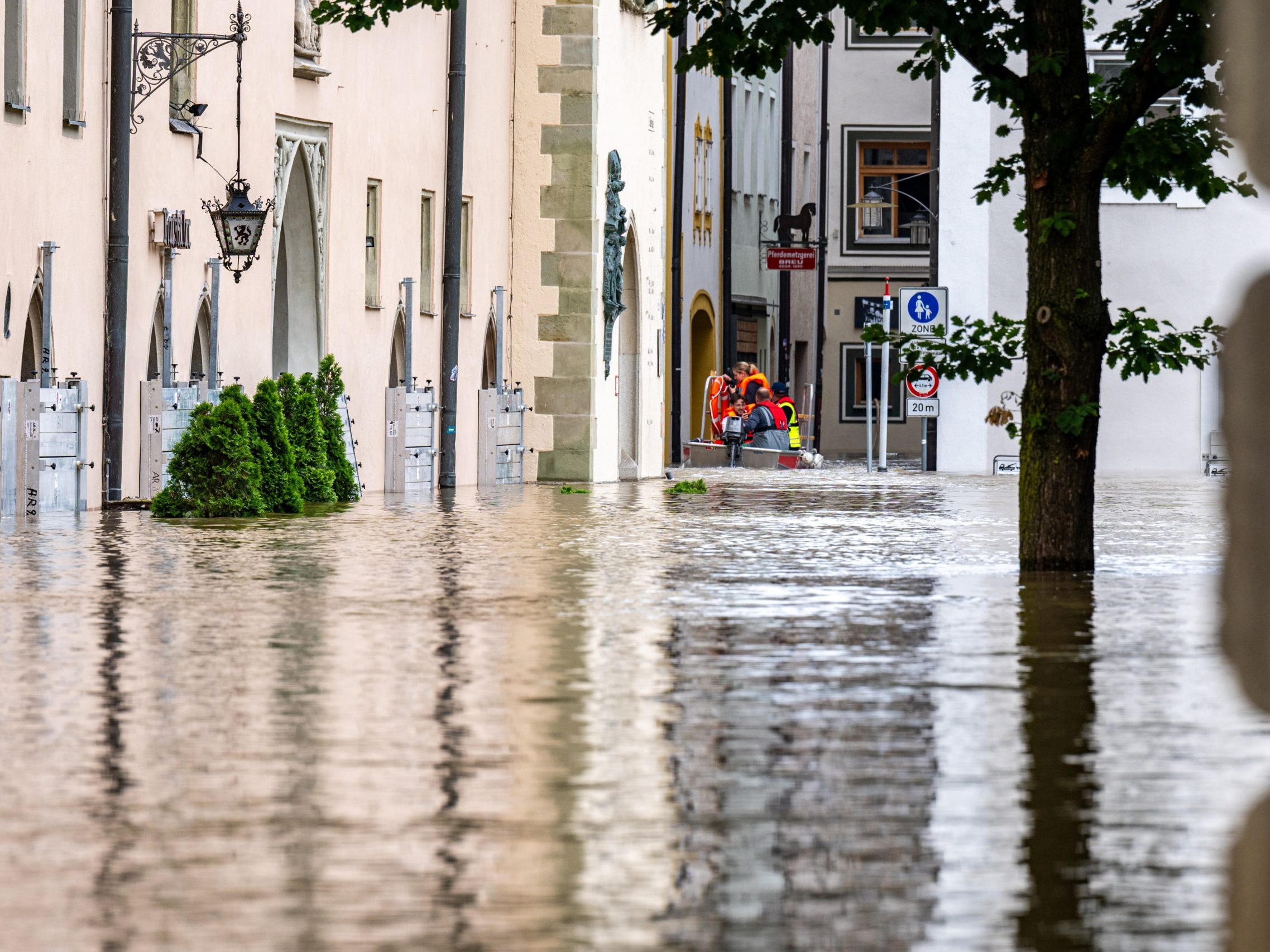 Die Hochwasser-Lage beruhigt sich auch in Süddeutschland langsam.