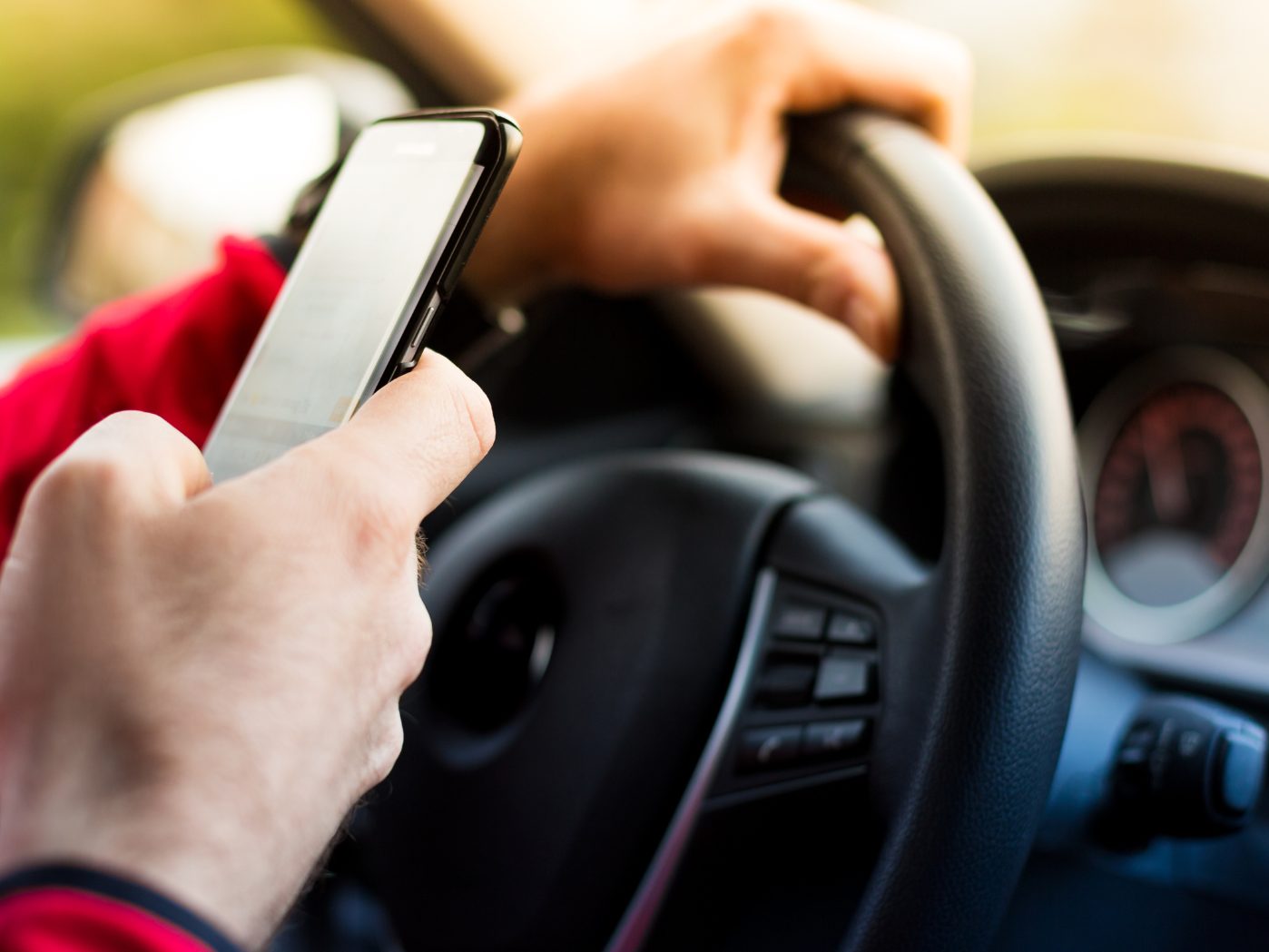Ablenkung und Unaufmerksamkeit sind die größten Verursacher von Verkehrsunfällen.