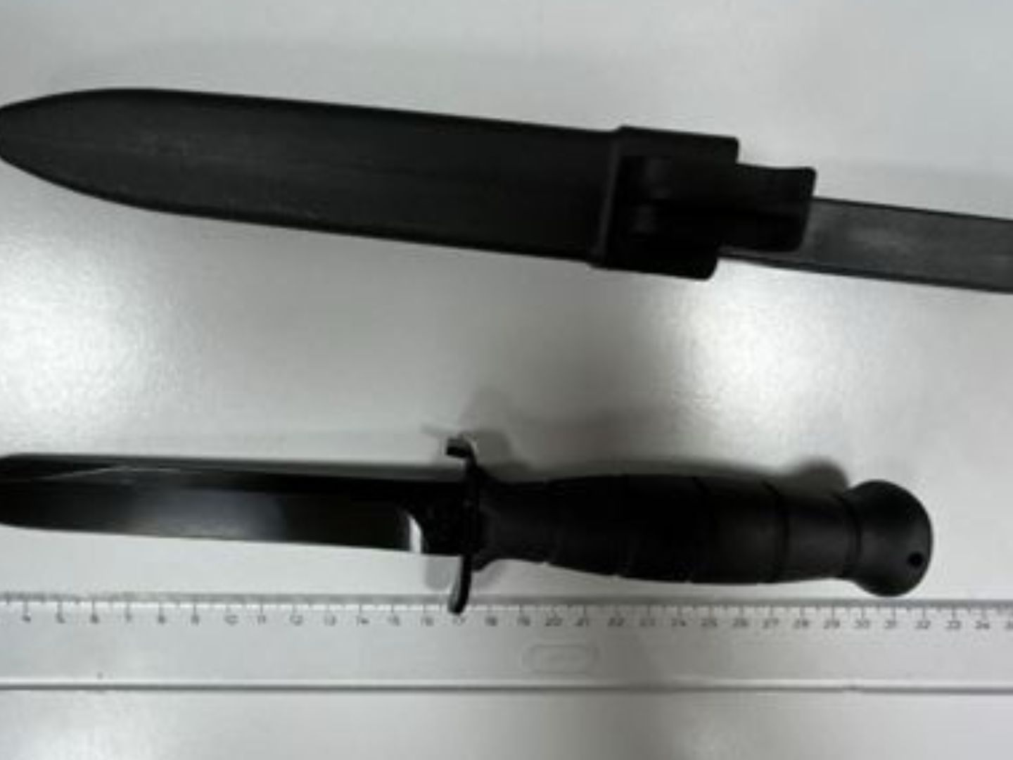 Das Messer hatte der Mann unter der Sitzbank versteckt.