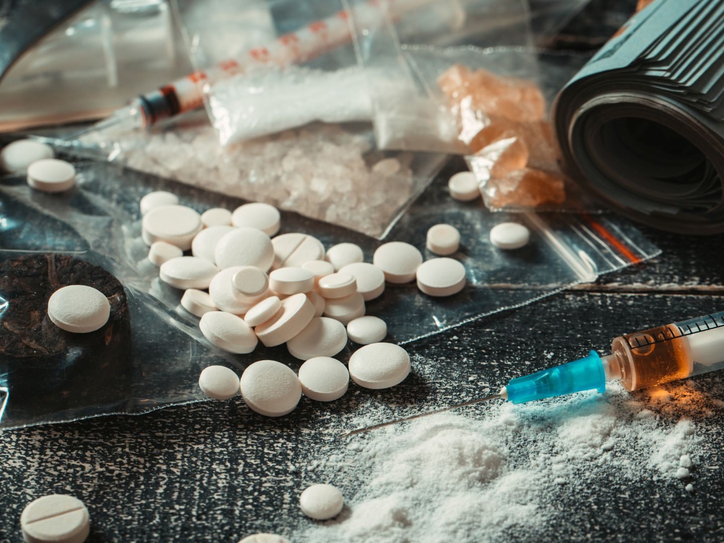 Die Kombination von Opioiden mit Benzodiazepinen erhöht das Risiko auf eine Überdosis. Die Kombination von Opioiden mit Benzodiazepinen erhöht das Risiko auf eine Überdosis.