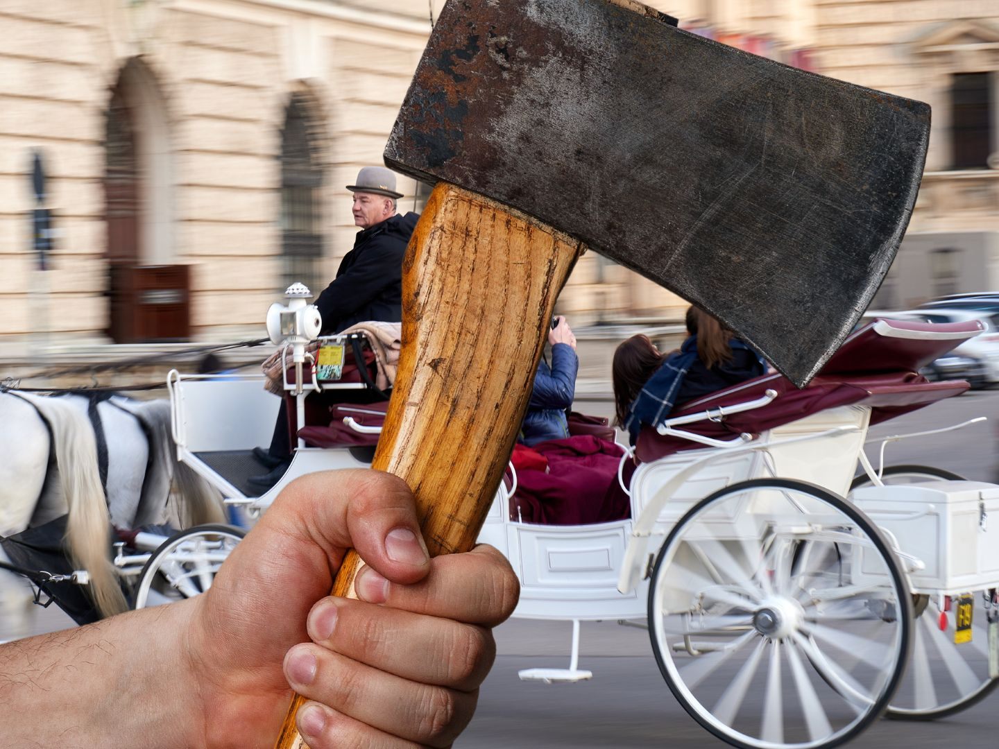 In Wien-Leopoldstadt wurden mehrere Passanten von einem Mann, der eine Axt bei sich hatte, mit dem Umbringen bedroht.