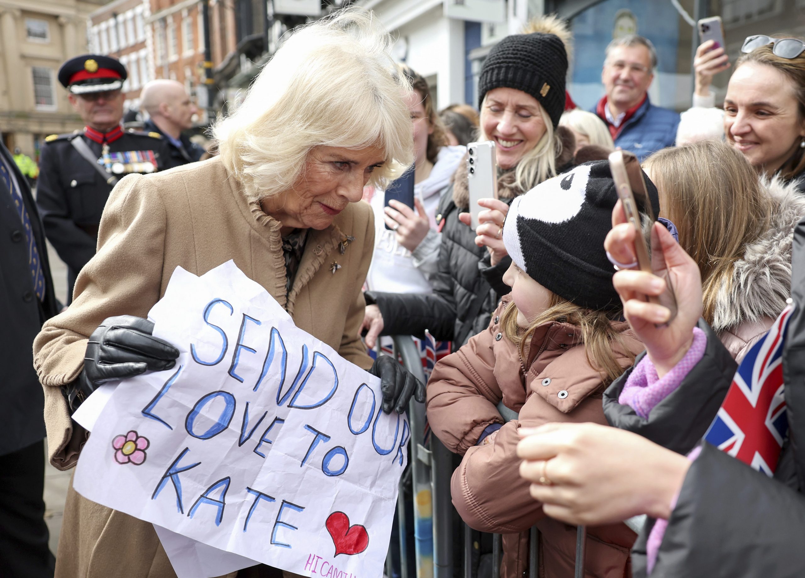 Königin Camilla erhielt während eines Besuchs auf dem Bauernmarkt in Shrewsbury am 27. März 2024 eine Unterstützungsnachricht für Prinzessin Catherine. Königin Camilla erhielt während eines Besuchs auf dem Bauernmarkt in Shrewsbury am 27. März 2024 eine Unterstützungsnachricht für Prinzessin Catherine.