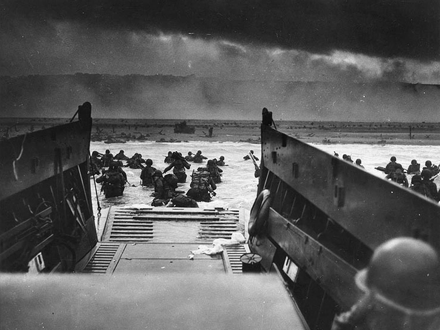 US-Soldaten stürmen Omaha-Beach am 6. Juni 1944.