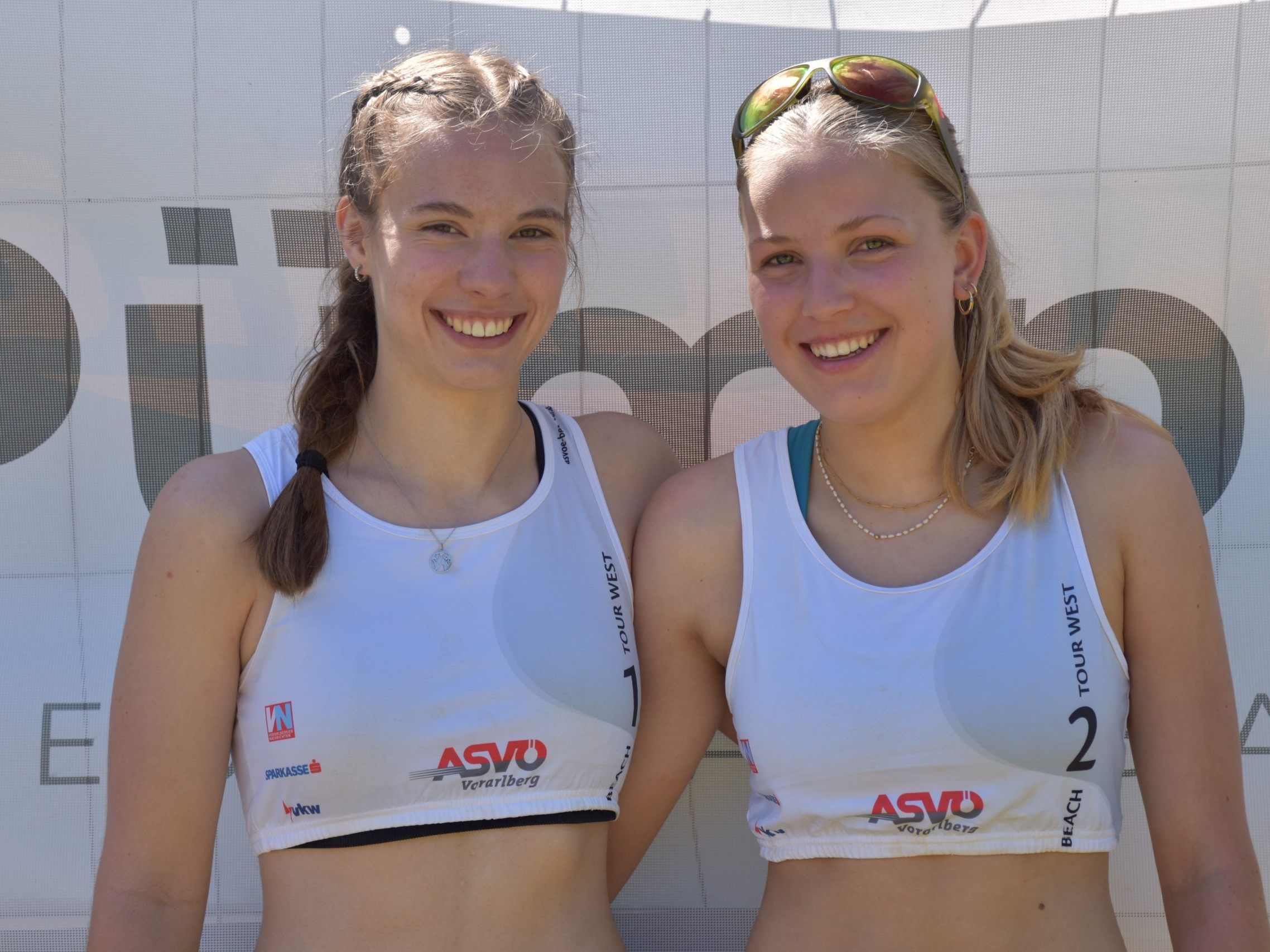 Marie und Greta freuen sich sehr.