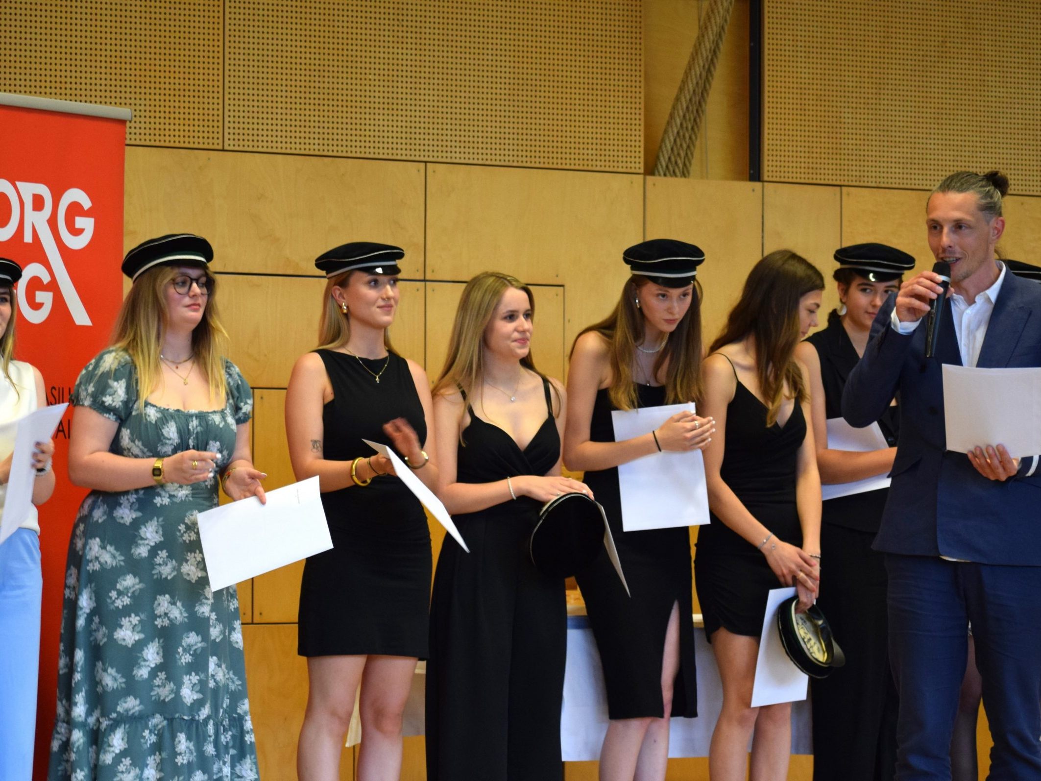 Mit der Zeugnisverteilung ging für Maturantinnen und Maturanten eine schöne Zeit am BORG zu Ende.