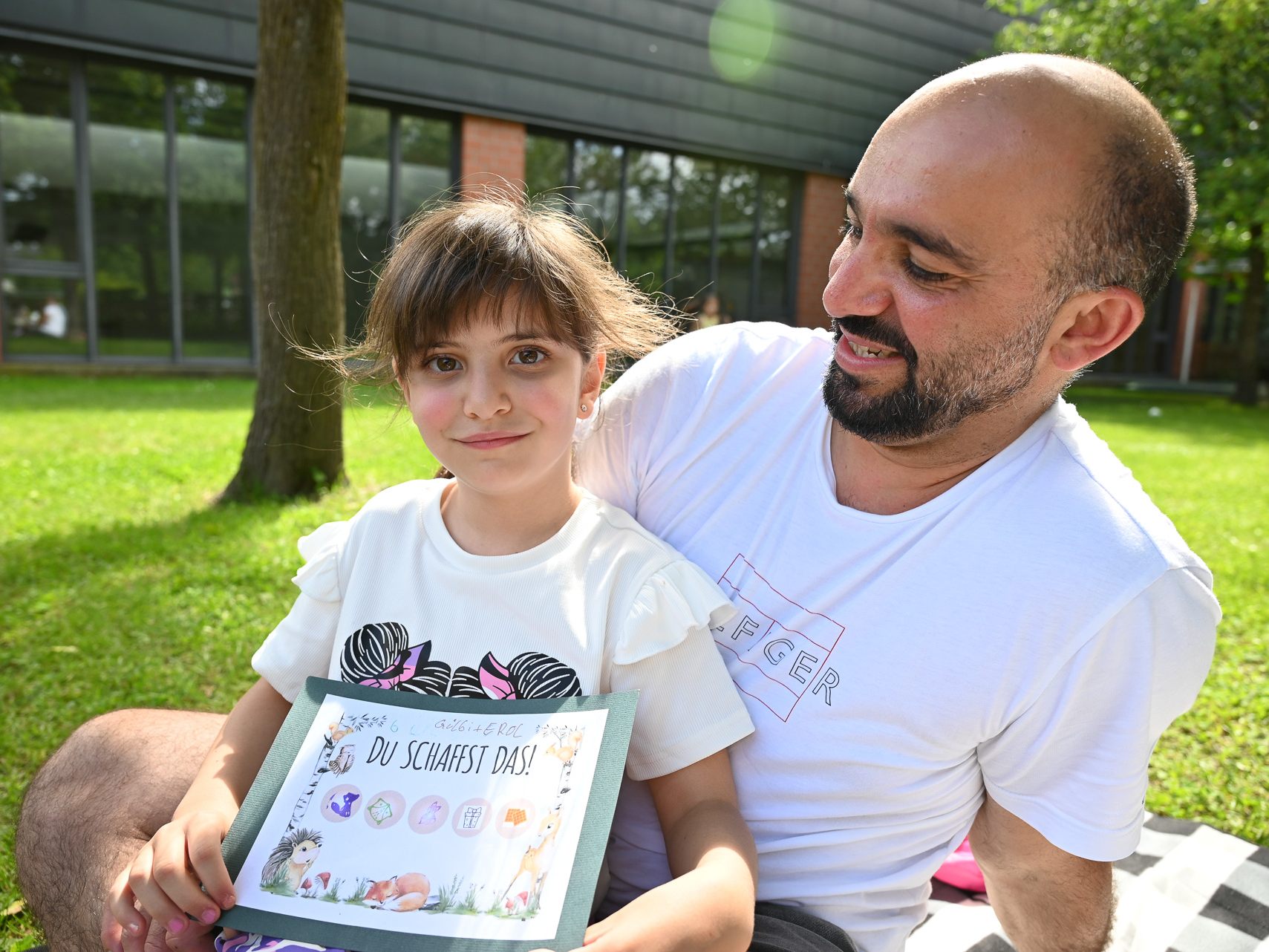 Gülbahar freut sich, dass sie ihrem Papa Erol mit ihrem selbstgemachten Geschenk eine Freude macht. Gülbahar freut sich, dass sie ihrem Papa Erol mit ihrem selbstgemachten Geschenk eine Freude macht.