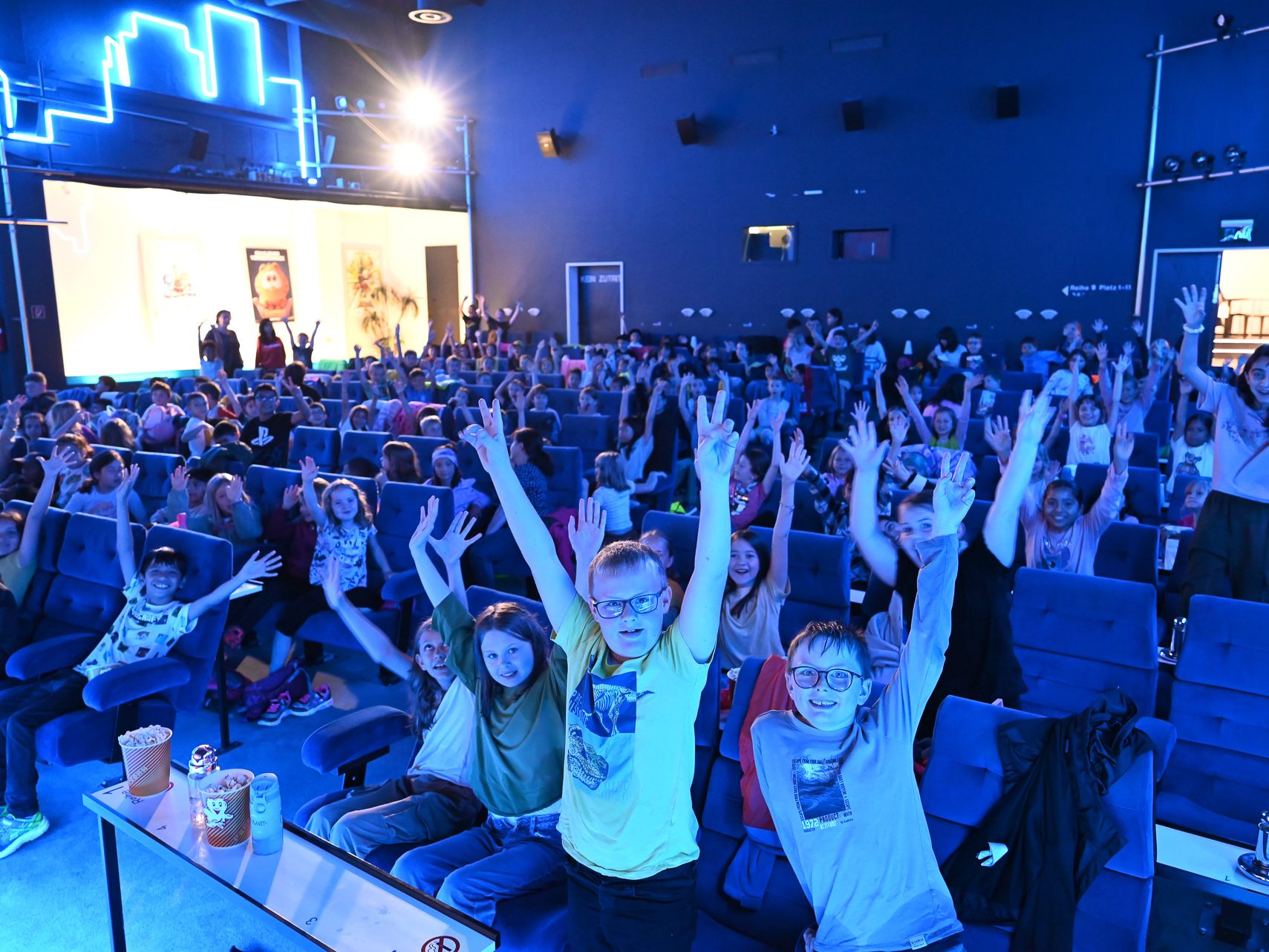 Am Freitagvormittag war die Kinothek fest in Kinderhand. Als Alternative zum abgesagten Schulfest besuchte die ganze Volksschule Rotkreuz gemeinsam das Kino. Am Freitagvormittag war die Kinothek fest in Kinderhand. Als Alternative zum abgesagten Schulfest besuchte die ganze Volksschule Rotkreuz gemeinsam das Kino.