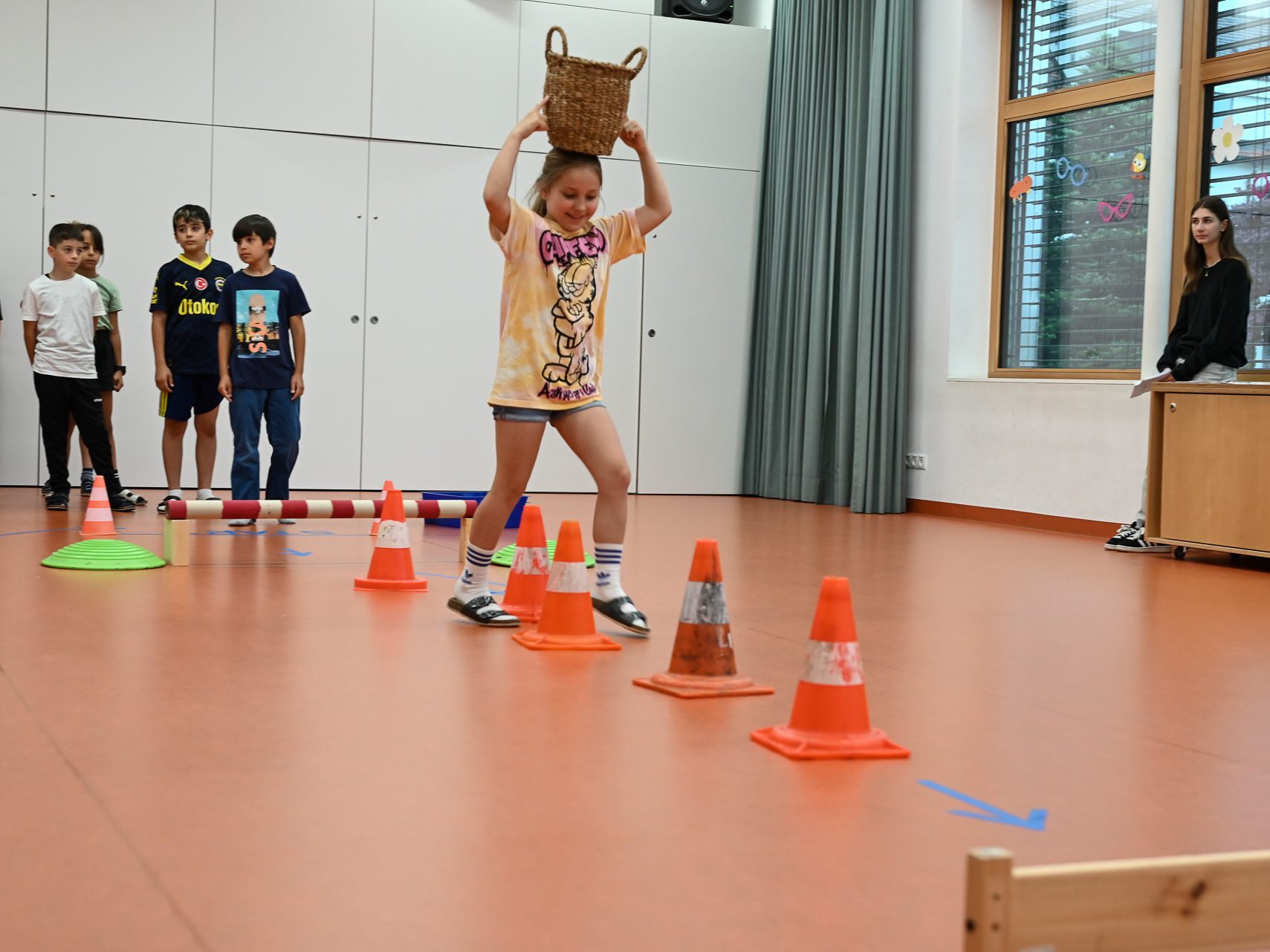 Die Kinder der Volksschule Rheindorf bereisten bei ihrem Schulfest die Welt. Diese Schülerin balancierte beim Land Ghana einen Korb auf dem Kopf.