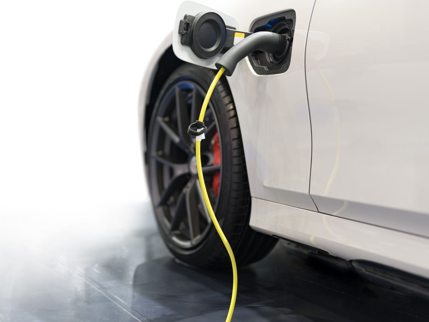 Tesla führt das Ranking an, während die Japaner noch einiges an Nachholbedarf haben.