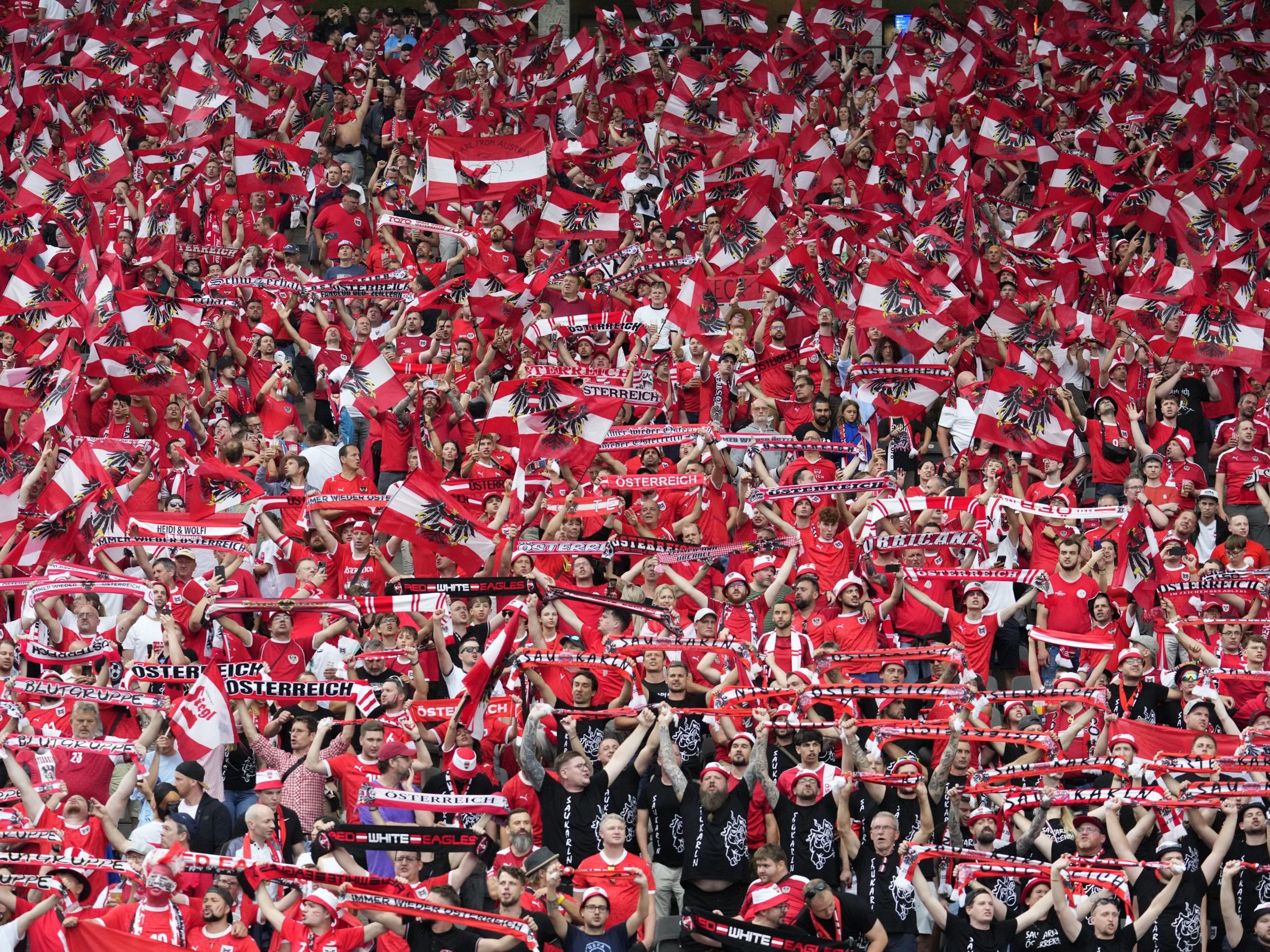 Identitären-Slogan "Defend Europe" war kurz vor Spielende zu lesen - Fußball-Bund "sehr betroffen" Identitären-Slogan "Defend Europe" war kurz vor Spielende zu lesen - Fußball-Bund "sehr betroffen"