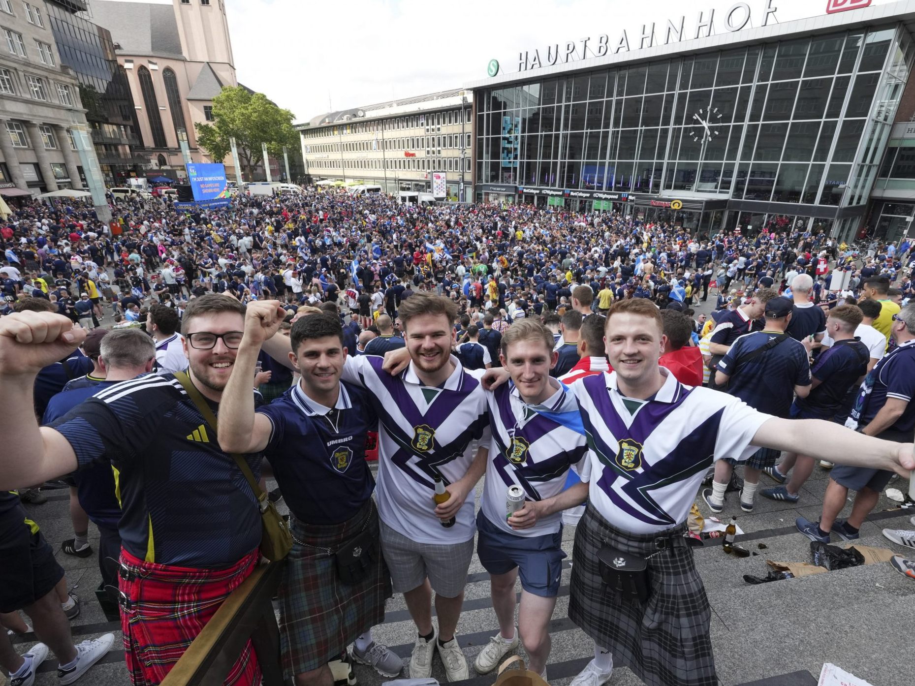 Schottische Fans am Kölner Hauptbahnhof vor dem EM-Spiel Schottland gegen Schweiz. Schottische Fans am Kölner Hauptbahnhof vor dem EM-Spiel Schottland gegen Schweiz.