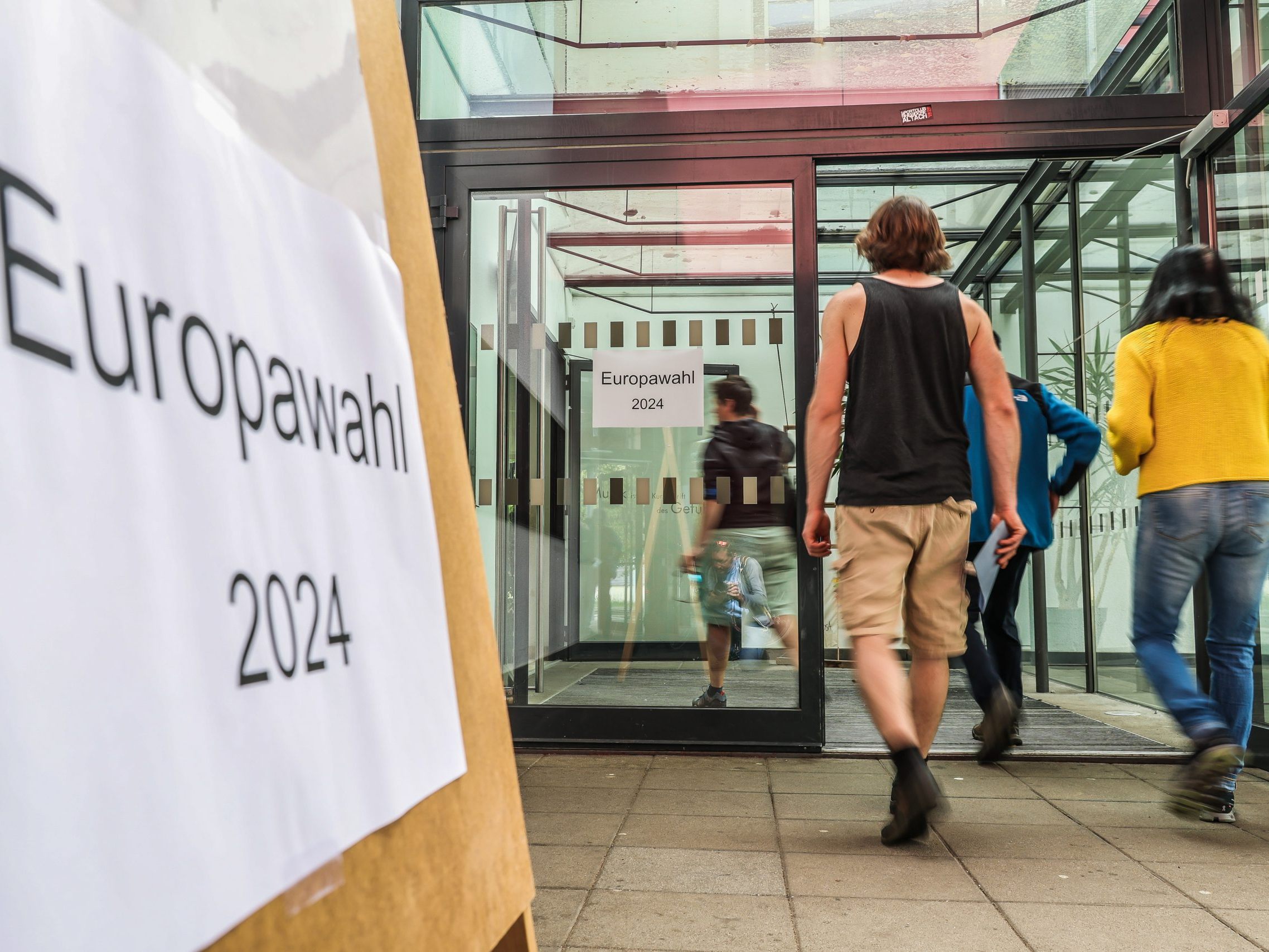 Im ganzen Land waren die Wahllokale bis spätestens 13 Uhr geöffnet.