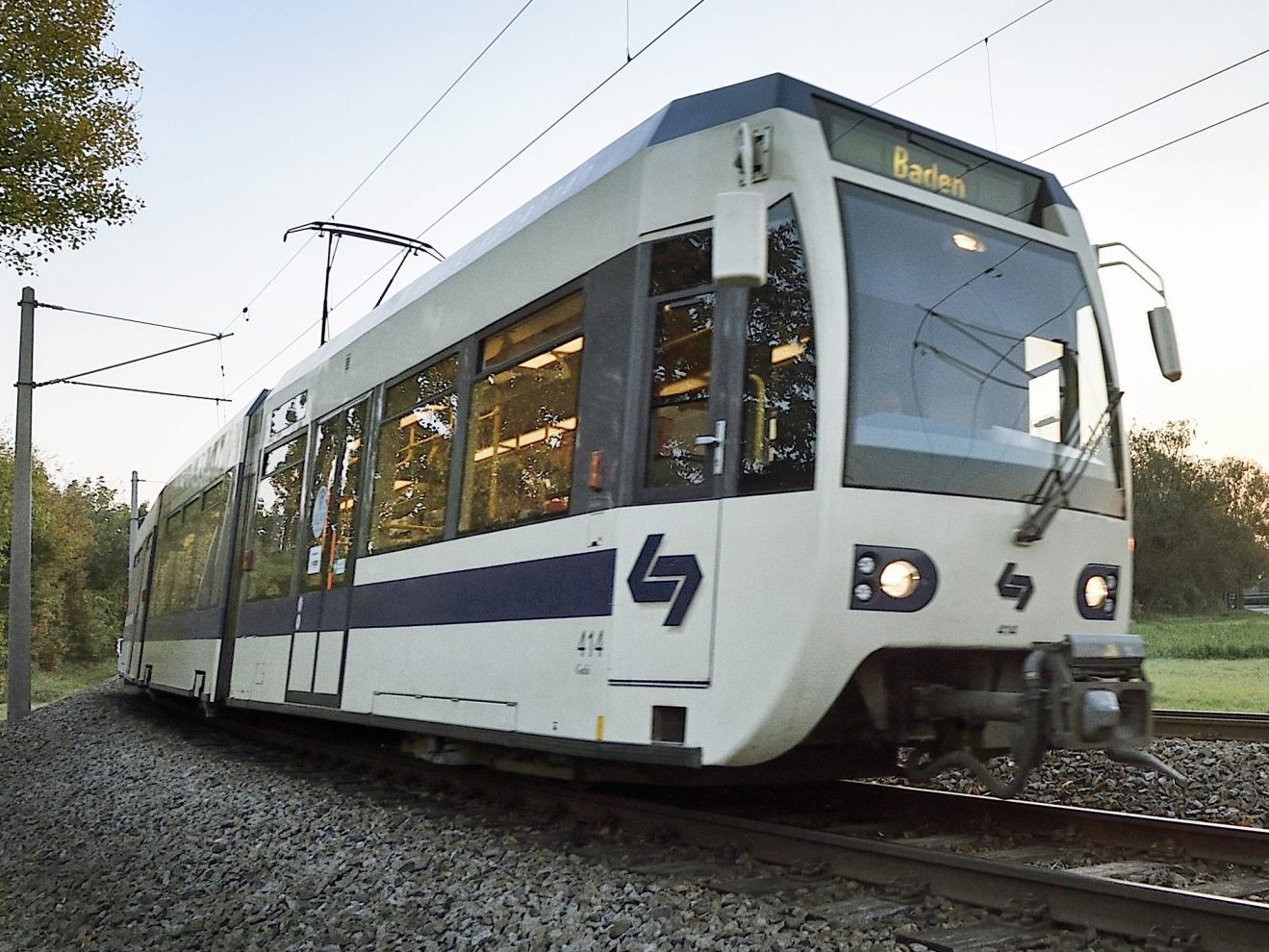 Eine beschädigte Oberleitung bremst die Badner Bahn.