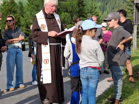 Pfarrer Pater Adrian bei der Berger Alpe in Oberlech
