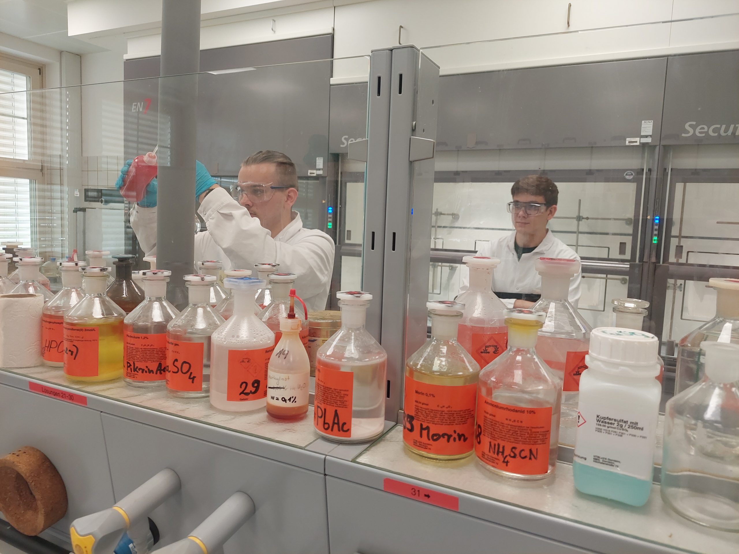 Die HTL Dornbirn hat mit den Chemistry Games ein innovatives Format geschaffen, das den Teilnehmern nicht nur fachliches Wissen, sondern auch Teamgeist und Wettkampferfahrung vermittelt.