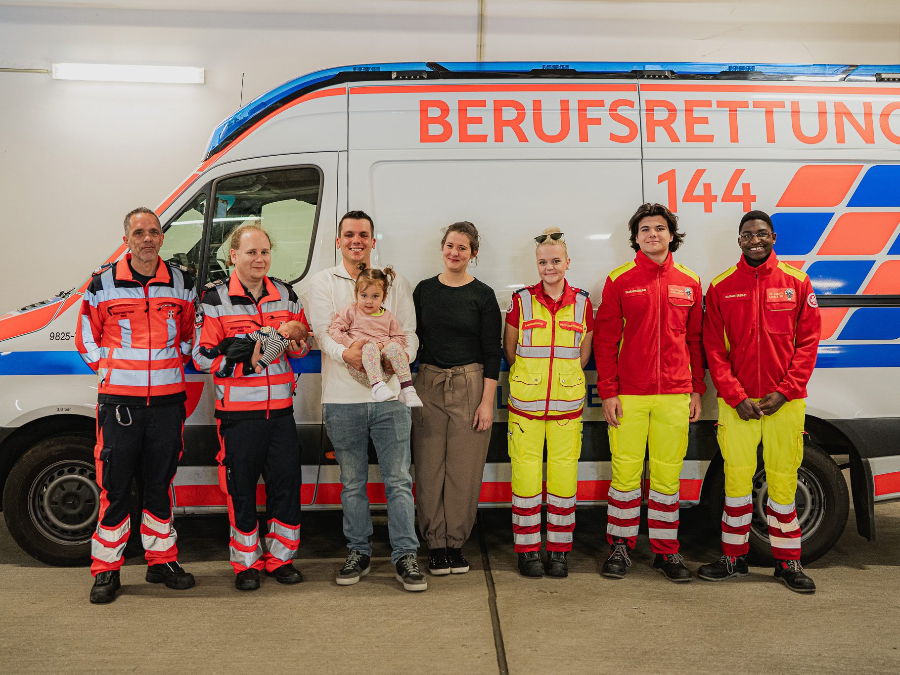 Notfallsanitäter Markus, Notarzt Fritz mit dem kleinen Jonas Elian, Papa Marcel mit Tochter Pia, Mama Nike, Rettungssanitäterin Lisa, Rettungssanitäter Maxwell und Rettungssanitäter Loris.