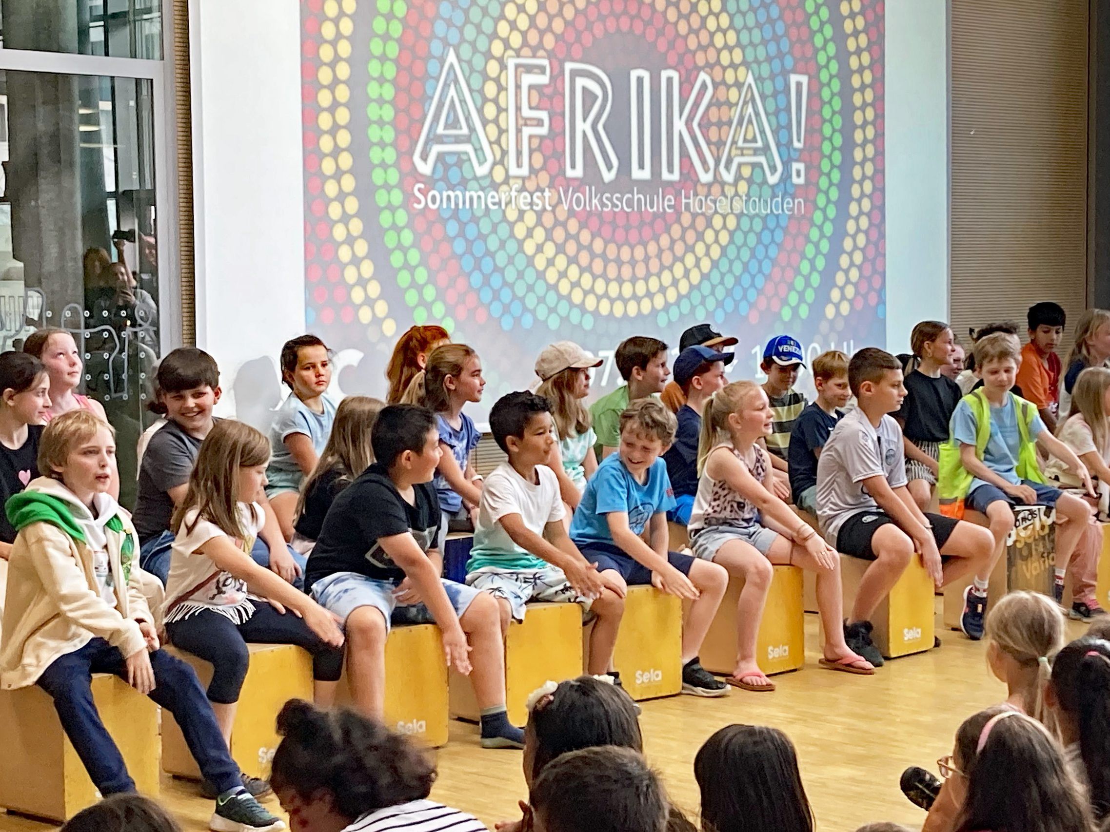 Zu den Highlights des Schulfests gehörte das große Trommelkonzert der Kinder. Zu den Highlights des Schulfests gehörte das große Trommelkonzert der Kinder.