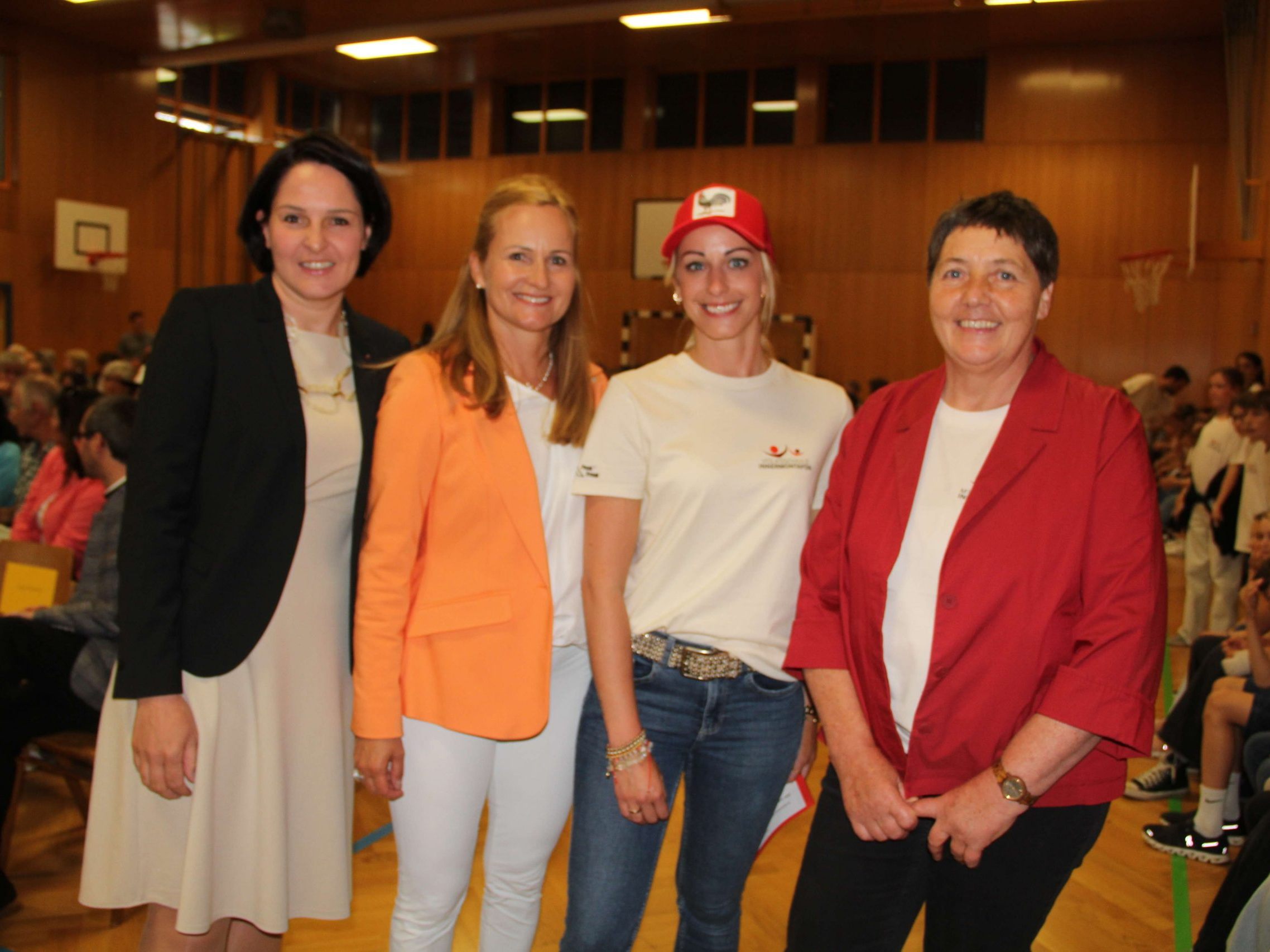 Landtagsvizepräsidentin Monika Vonier mit Schulqualitätsmanagerin Judith Sauerwein und den beiden Schulleiterinnen Melanie Jenny und Waltraud Tschofen. Landtagsvizepräsidentin Monika Vonier mit Schulqualitätsmanagerin Judith Sauerwein und den beiden Schulleiterinnen Melanie Jenny und Waltraud Tschofen.