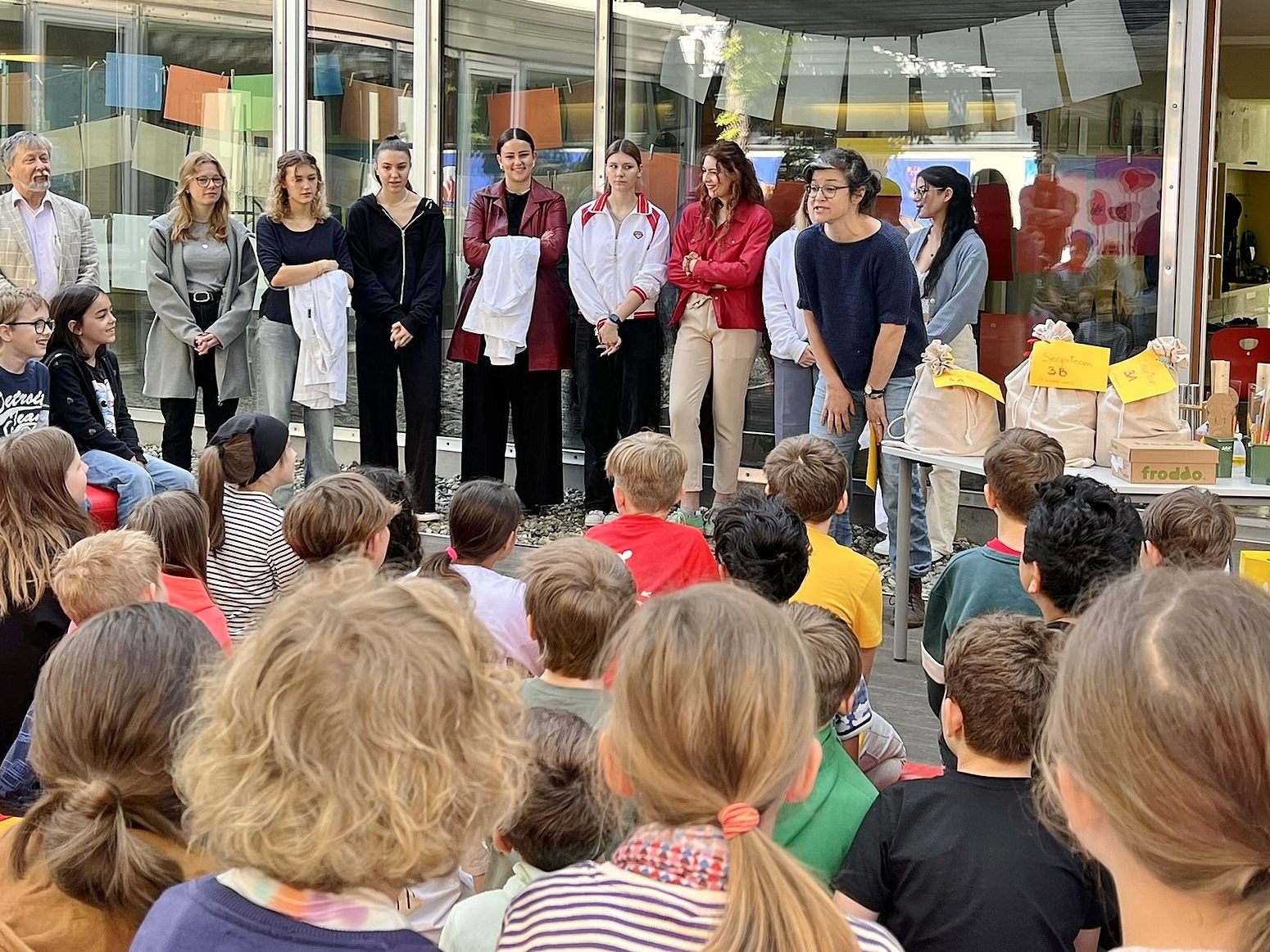 Lucia Emerich-Rüdisser, Koordinatorin für die Schulprojekte zur Umweltwoche, lobte die Schülerinnen und Schüler für ihre Kreativität. Lucia Emerich-Rüdisser, Koordinatorin für die Schulprojekte zur Umweltwoche, lobte die Schülerinnen und Schüler für ihre Kreativität.