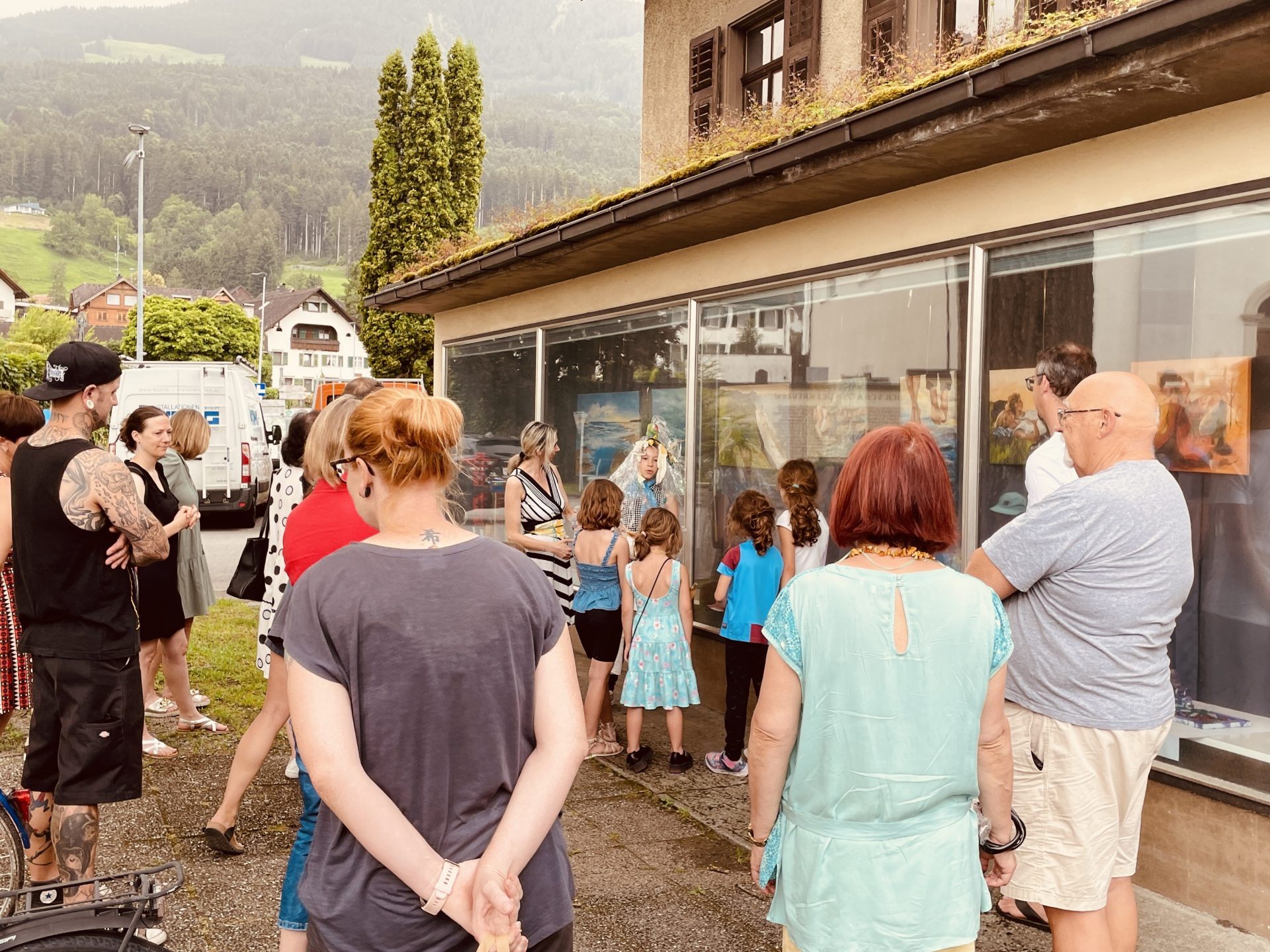 Die Kinder präsentierten ihre Kunstwerke dem interessierten Publikum.