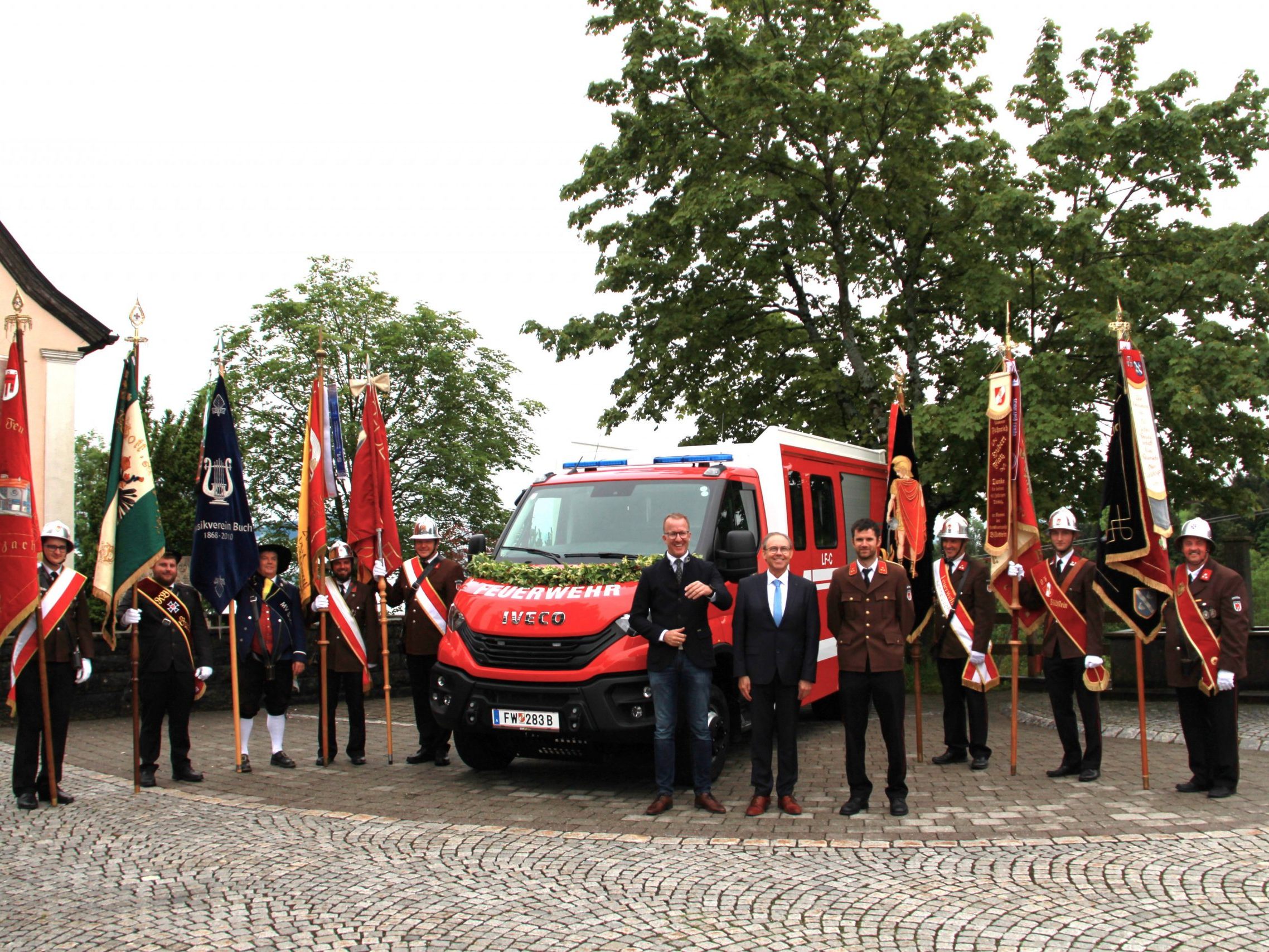 Mit einem Festtag am Sonntag, den 2. Juni 2024 konnte das neue Feuerwehrauto am Bucher Dorfplatz seiner Bestimmung übergeben werden. Mit einem Festtag am Sonntag, den 2. Juni 2024 konnte das neue Feuerwehrauto am Bucher Dorfplatz seiner Bestimmung übergeben werden.