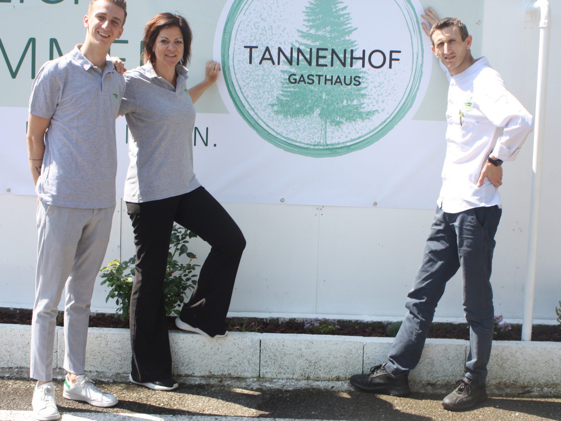 GH Tannenhof Meiningen Chef Elvis Hotaj (r.) und die Mitarbeiter Michaela und Rodolf freuen sich auf die Peru-Köstlichkeiten mit den Gästen. GH Tannenhof Meiningen Chef Elvis Hotaj (r.) und die Mitarbeiter Michaela und Rodolf freuen sich auf die Peru-Köstlichkeiten mit den Gästen.