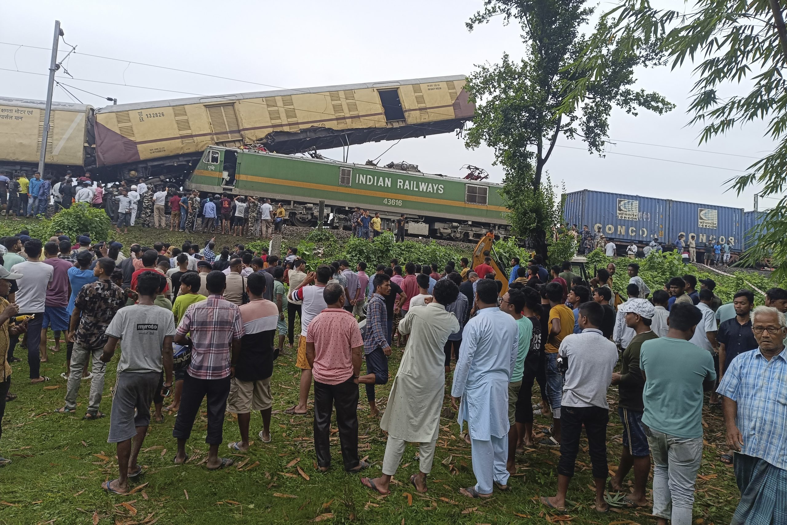 Zuschauer beobachten die Rettungsarbeiten, nachdem ein Güterzug in den Kanchanjunga Express, einen Personenzug, nahe der Station New Jalpaiguri im Bundesstaat Westbengalen, Indien, am Montag, 17. Juni 2024, gerammt hat. Zuschauer beobachten die Rettungsarbeiten, nachdem ein Güterzug in den Kanchanjunga Express, einen Personenzug, nahe der Station New Jalpaiguri im Bundesstaat Westbengalen, Indien, am Montag, 17. Juni 2024, gerammt hat.