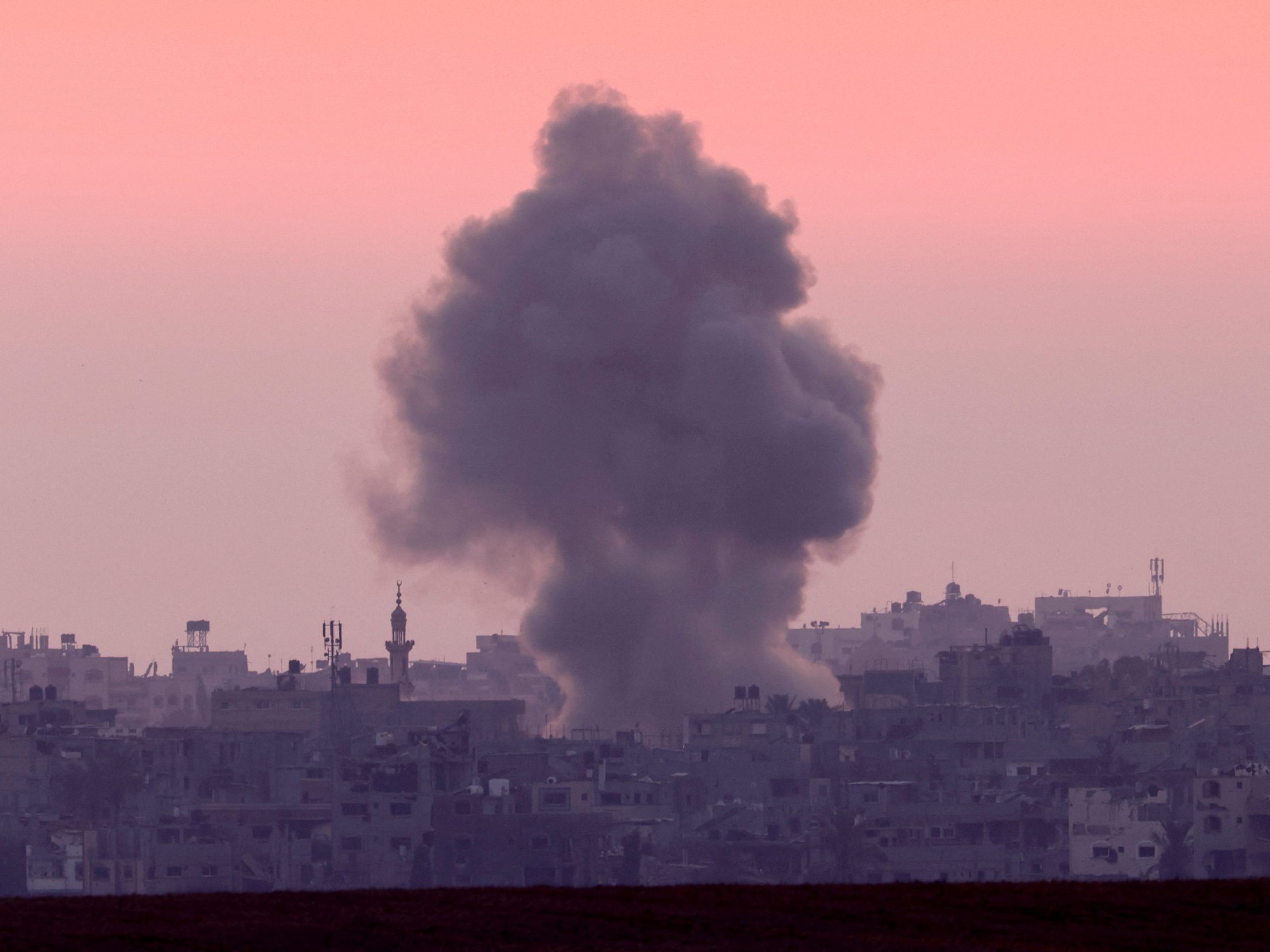 Die Rauchwolke über dem Gazastreifen nach einem israelischen Luftangriff am 5. Juni.