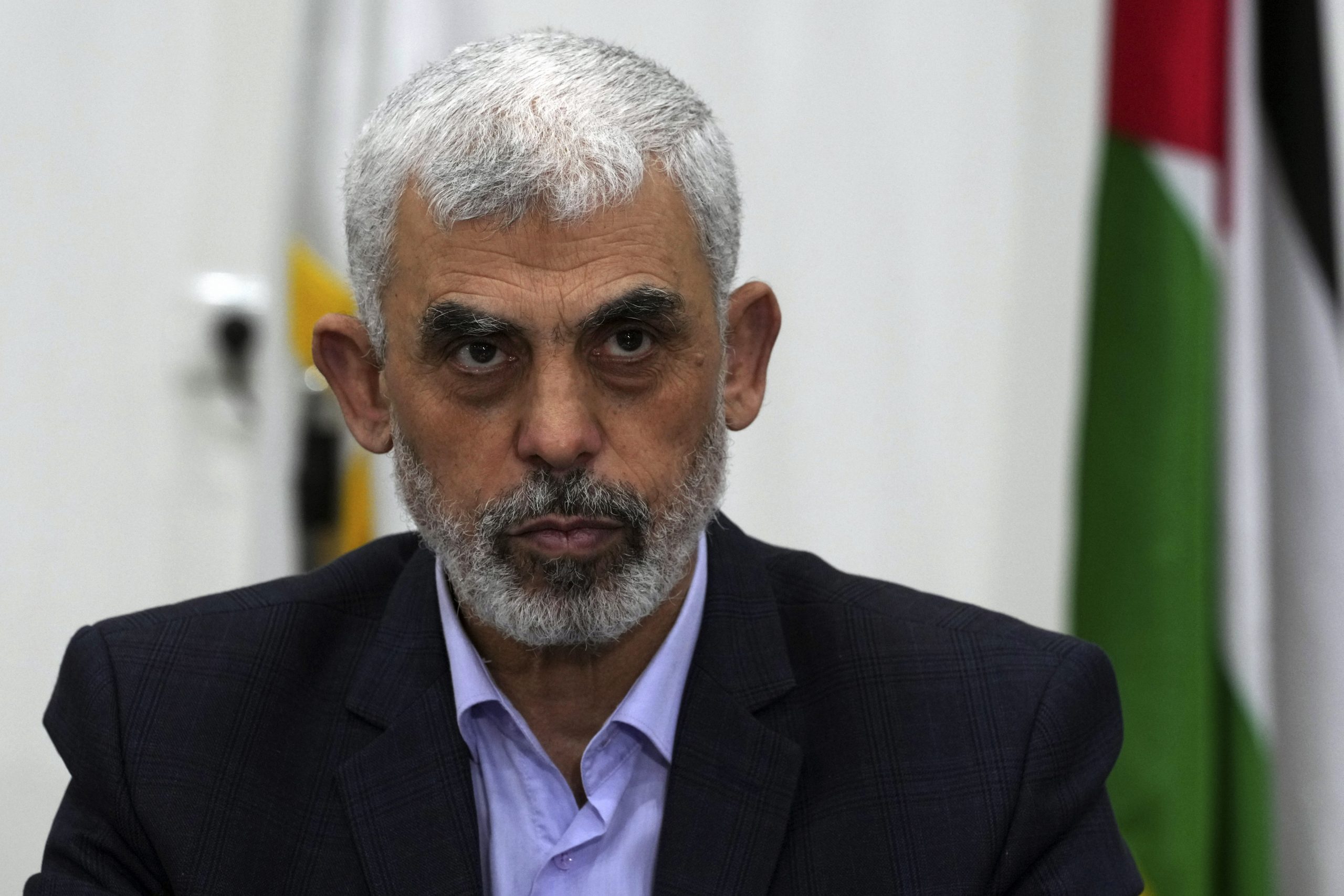 Yahya Sinwar, Chef der Hamas im Gaza-Streifen, leitet am Mittwoch, den 13. April 2022, ein Treffen mit Führungspersönlichkeiten palästinensischer Fraktionen in seinem Büro in Gaza-Stadt.
