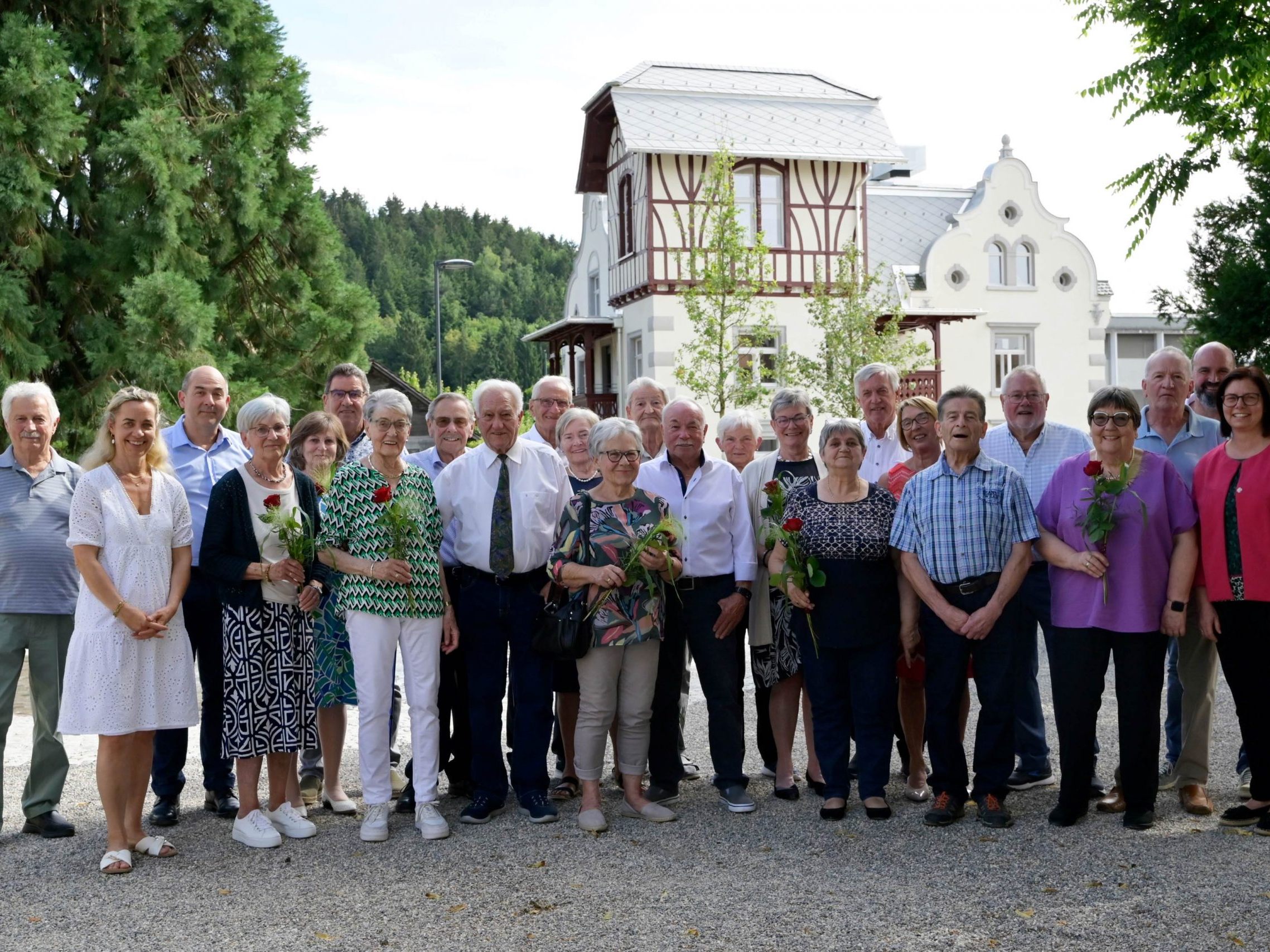 Bürgermeisterin Katharina Wöß-Krall, die Gemeinderäte Helmut Jenny, Alejandro Schwaszta, Klaus Pirker sowie Gemeinderätin Karin Reith mit den Rankweiler Jubelpaaren. Bürgermeisterin Katharina Wöß-Krall, die Gemeinderäte Helmut Jenny, Alejandro Schwaszta, Klaus Pirker sowie Gemeinderätin Karin Reith mit den Rankweiler Jubelpaaren.