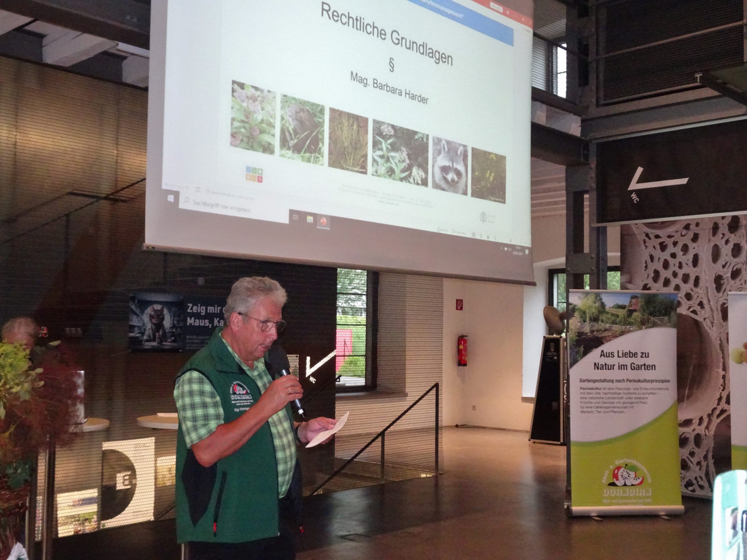 Sigi Wohlgenannt vom OGV Dornbirn begrüßte zahlreiche Interessierte beim Vortrag über Neophyten in der inatura Dornbirn. Sigi Wohlgenannt vom OGV Dornbirn begrüßte zahlreiche Interessierte beim Vortrag über Neophyten in der inatura Dornbirn.