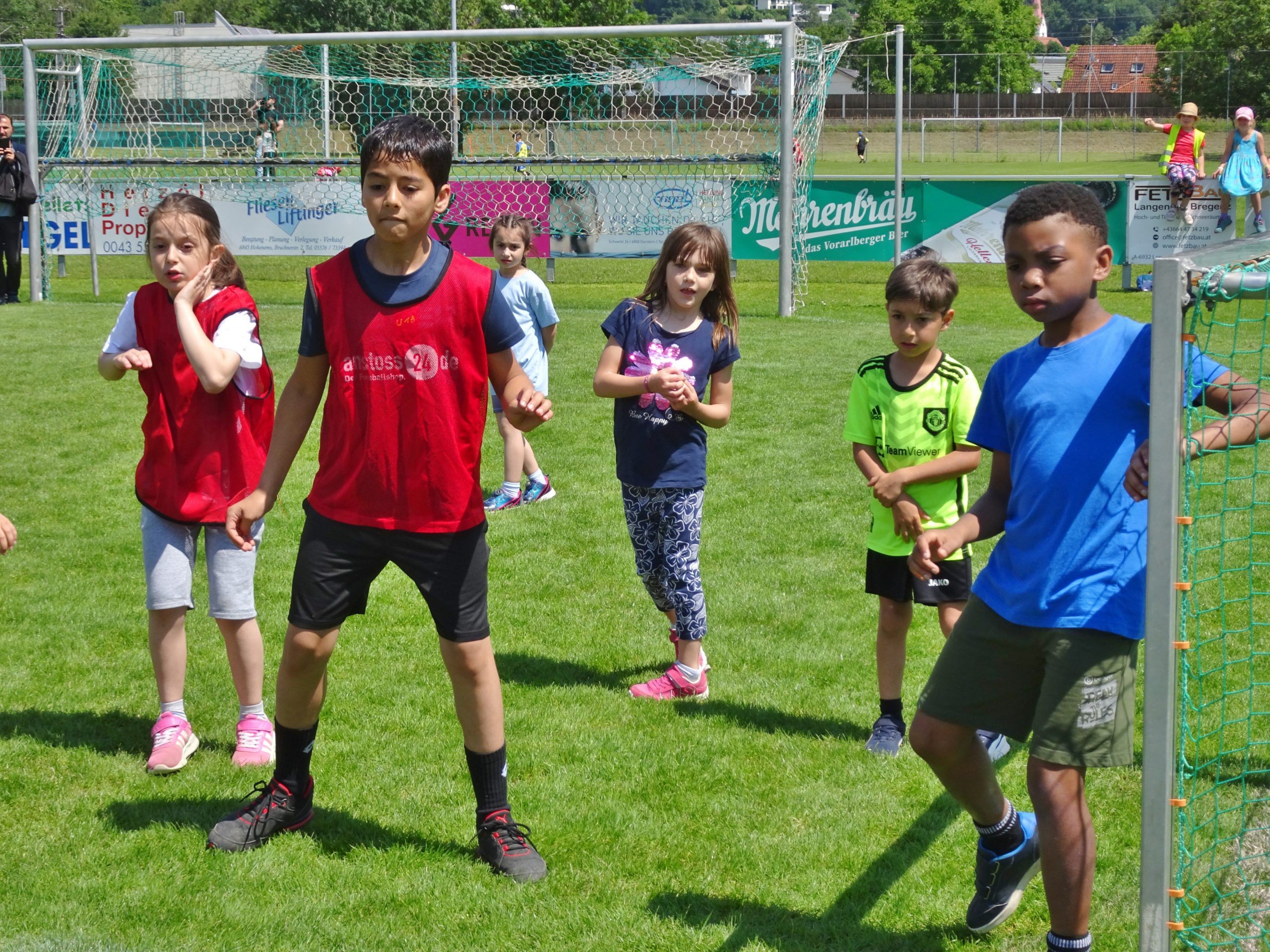 Kinder aller Altersklassen hatten beim Spielefest der Volksschulen viel Spaß beim Kicken. Kinder aller Altersklassen hatten beim Spielefest der Volksschulen viel Spaß beim Kicken.